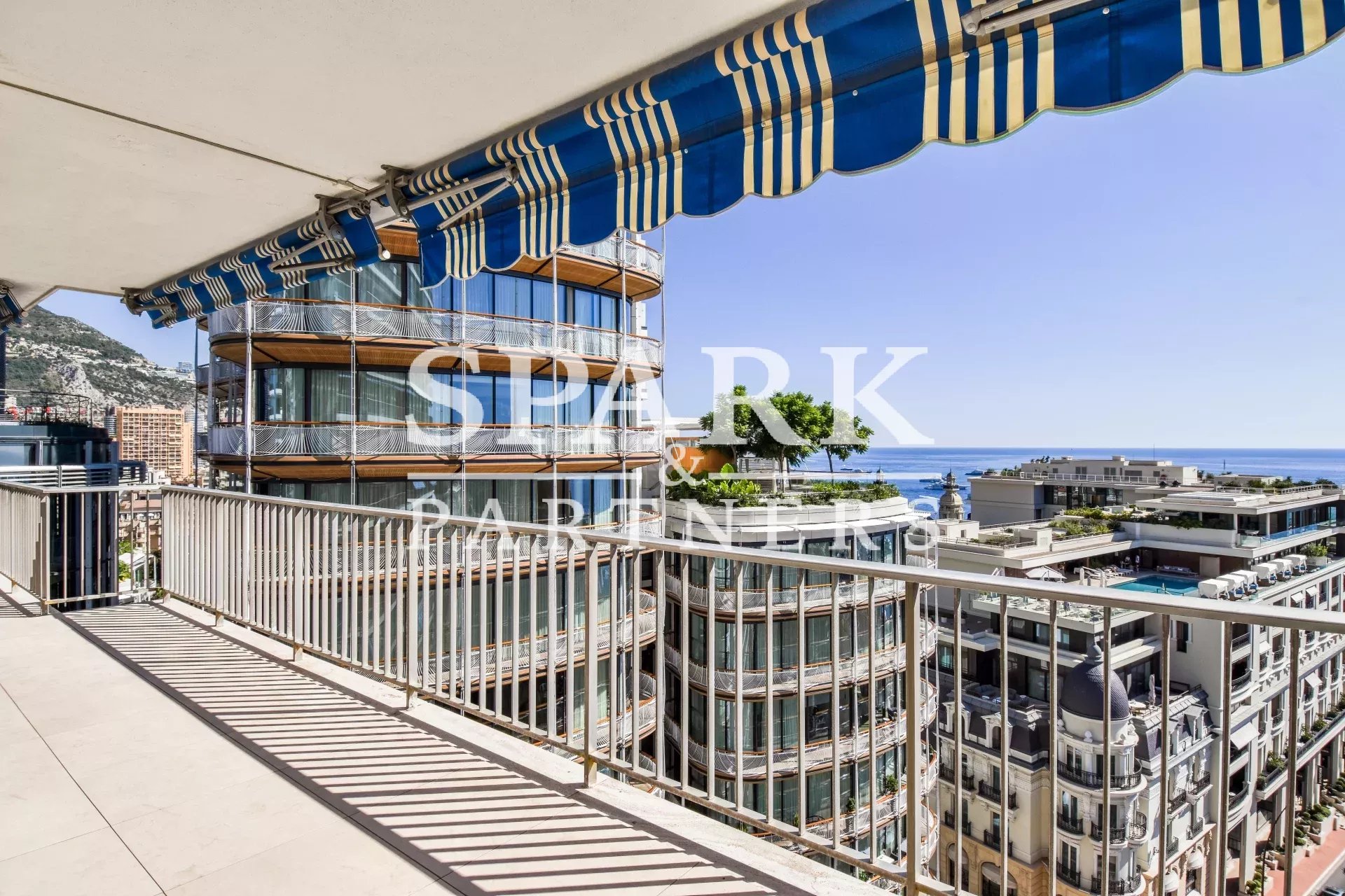 Monaco - Appartement rénové avec vue panoramique dans le Carré d'Or