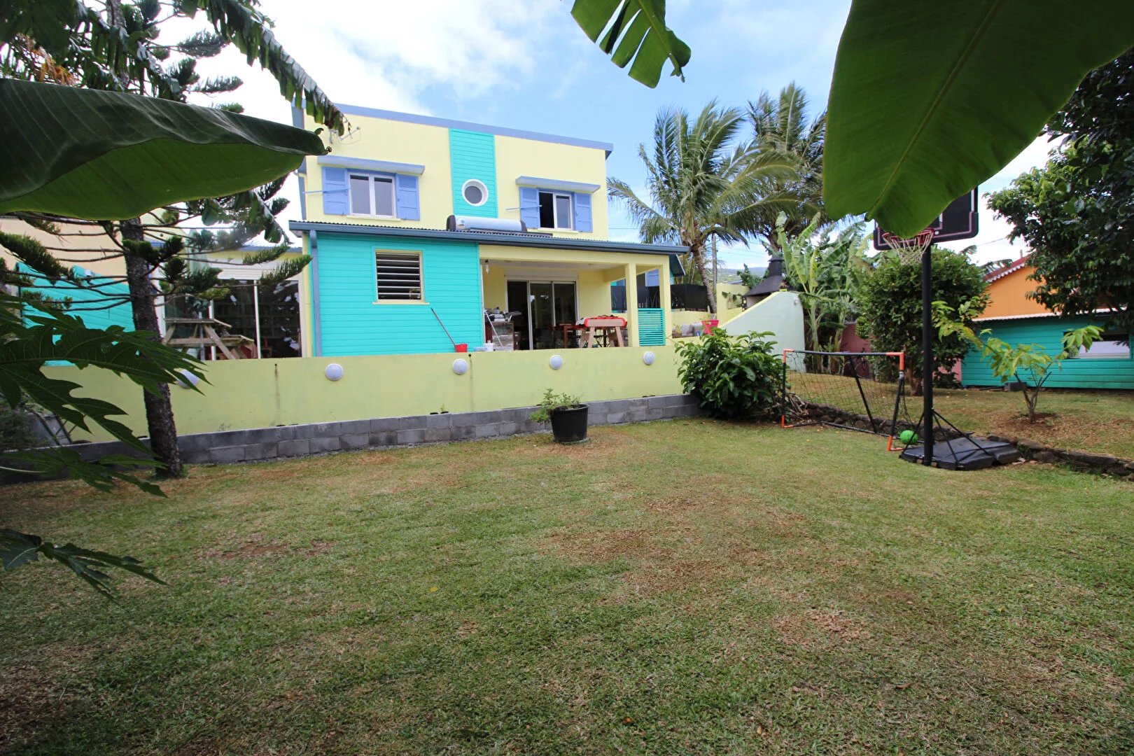 A LOUER - Sainte Marie - Maison T6 avec 4 chambres de 147 m2 sur un terrain de 730 m2 avec varangue et abri voiture