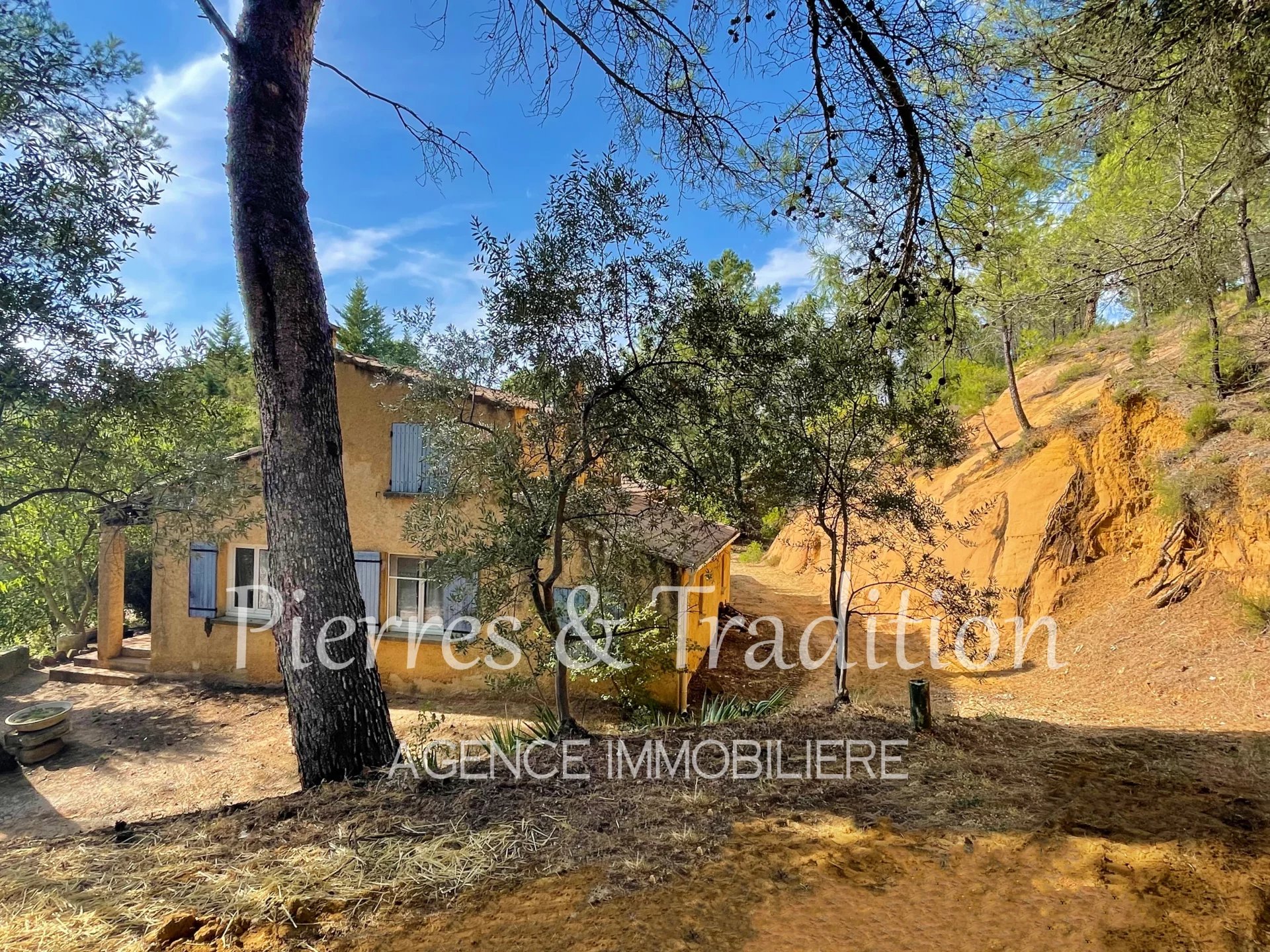 Luberon, in Roussillon in Provence, Pretty house in the middle of ochres with a large garden.