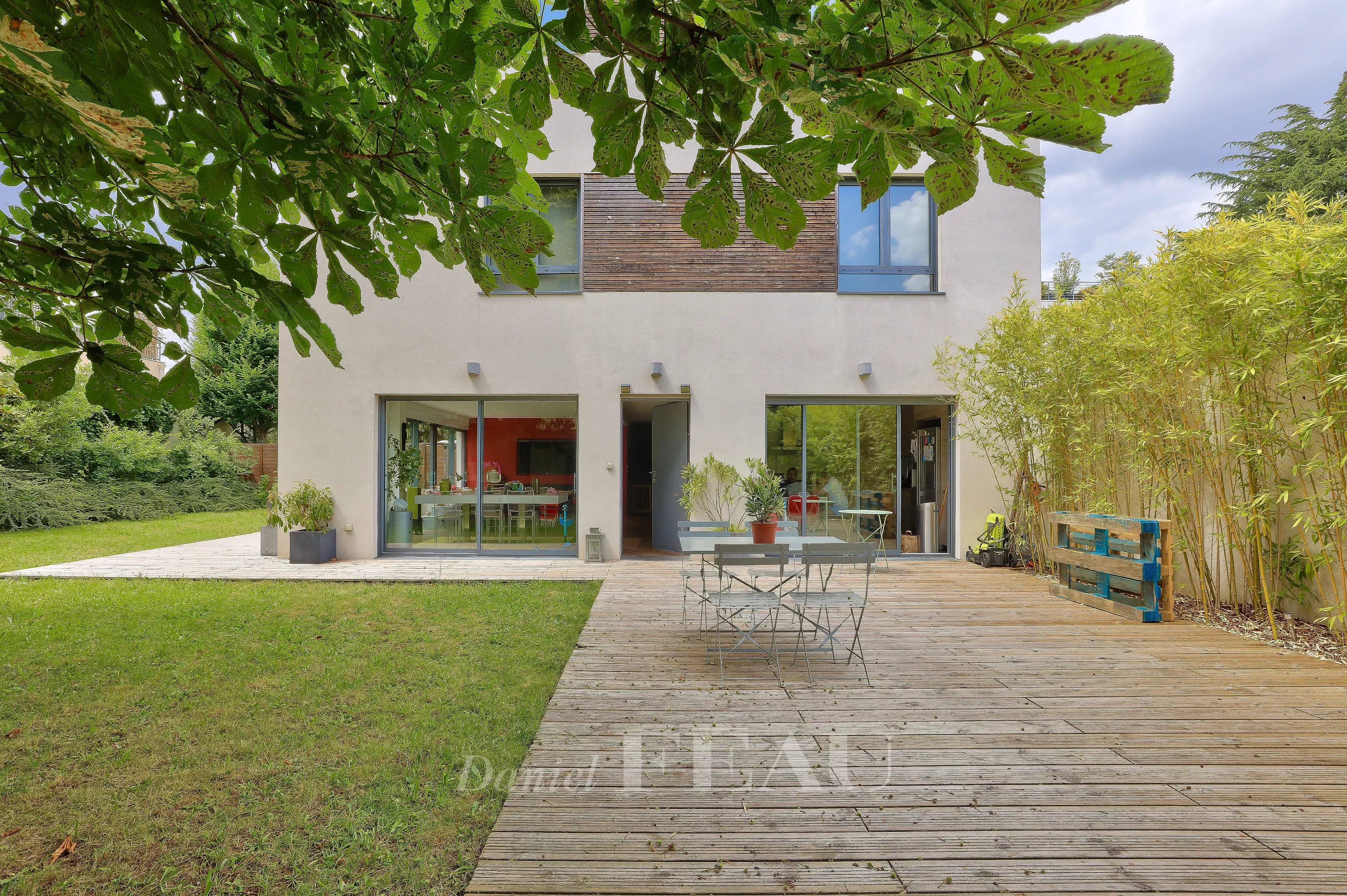 Rueil-Malmaison – A triplex apartment with a garden and a roof terrace