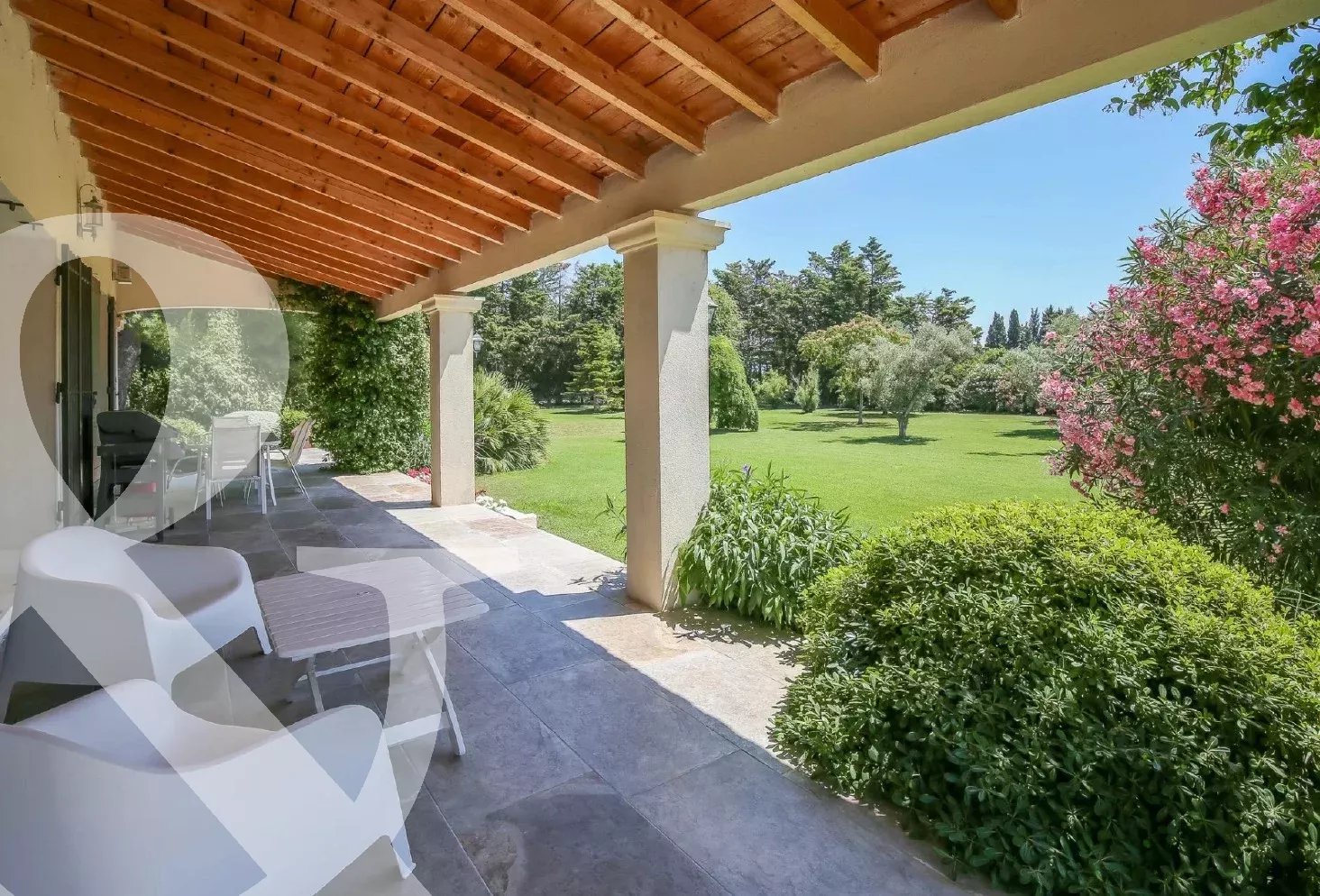 AU CALME DANS UN TRES BEAU PARC