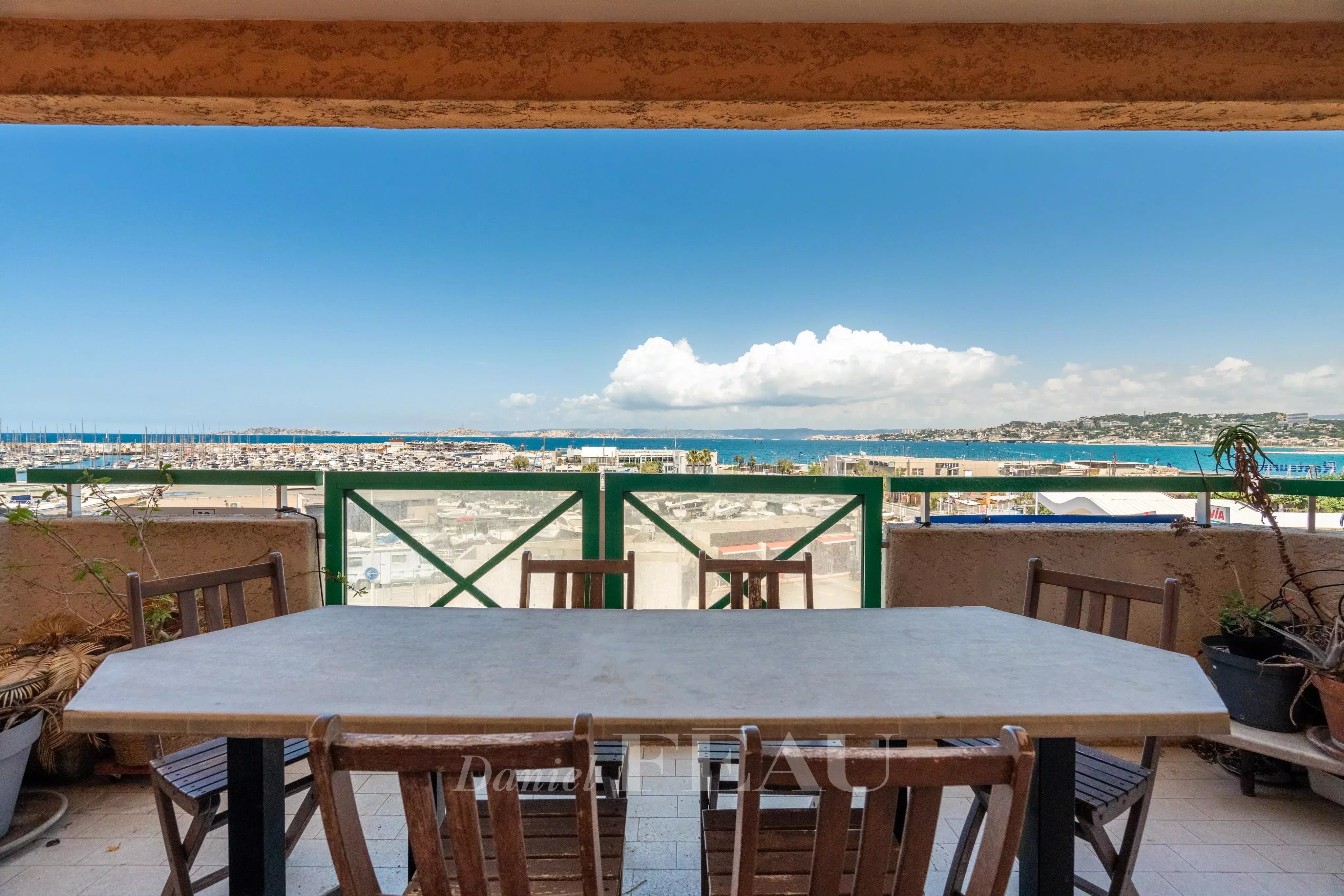 Marseille 8th District – A 4-room apartment enjoying a sea view