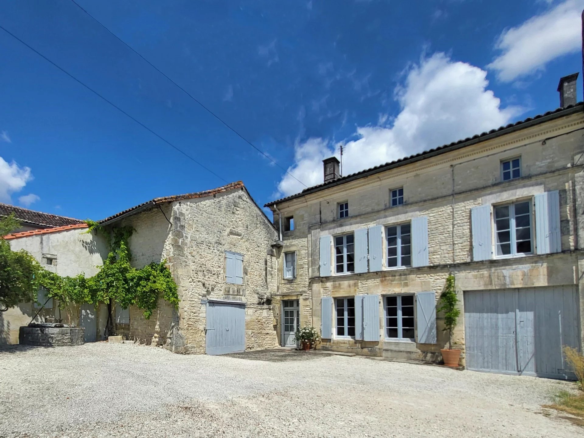 House in Neuvicq-le-Chateau - view 1