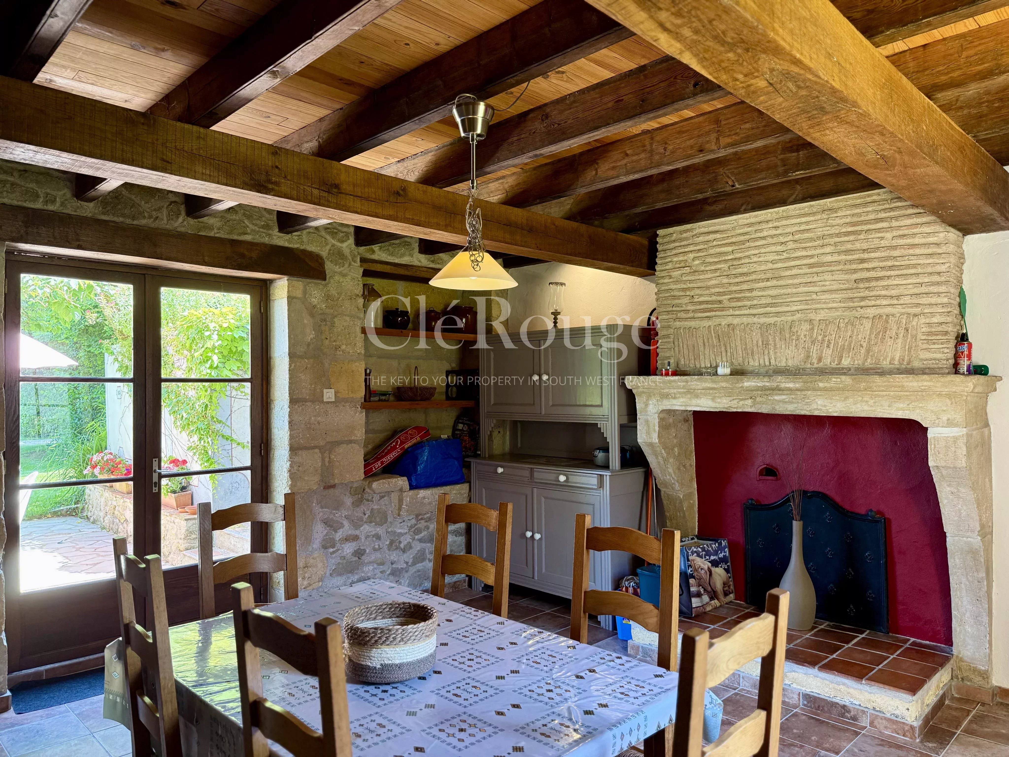 Beautiful property consisting of three houses, barns and swimming pool, just 50 minutes from Bordeaux
