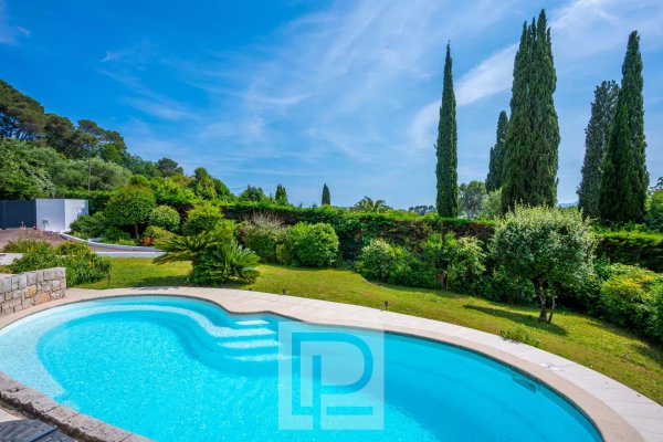MOUGINS - Contemporary house with commanding view — photo 1