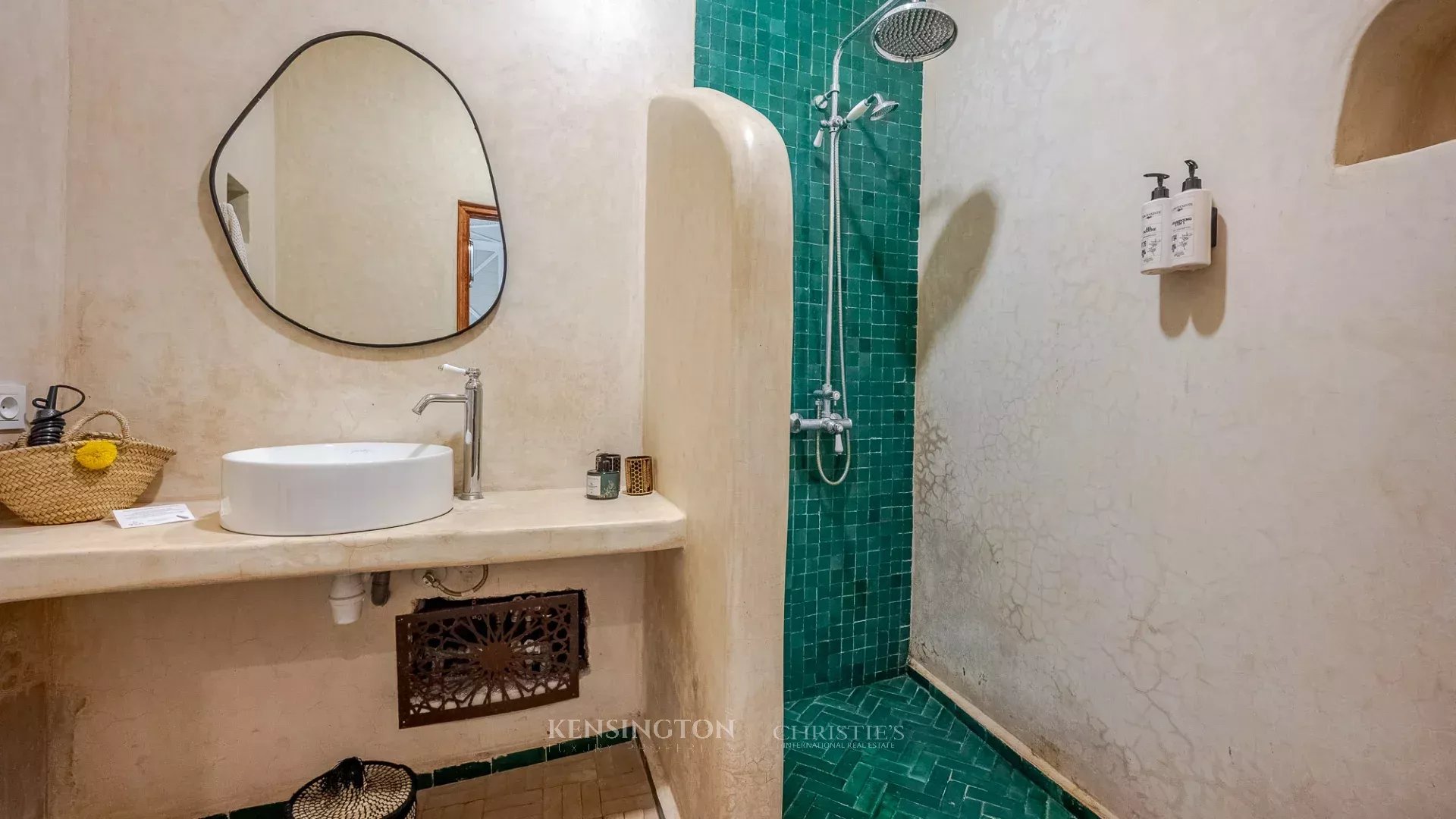 6 Bedroom Villa/Townhouse's Image 8