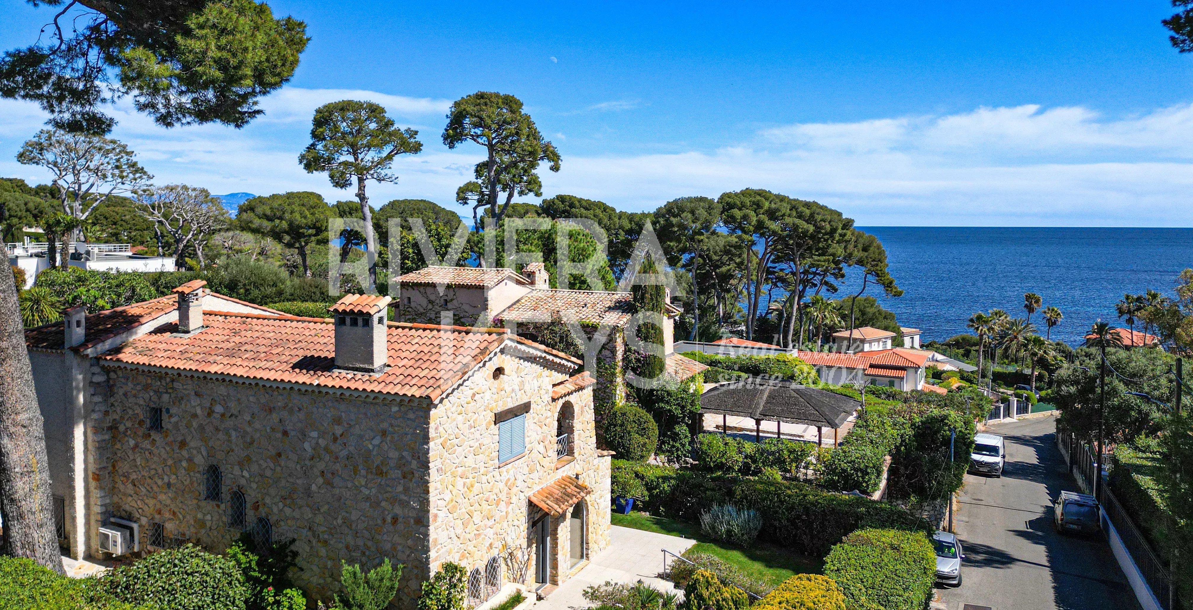 CAP D'ANTIBES– Garoupe : Villa en pierre avec piscine et superbe vue mer, proche des plages