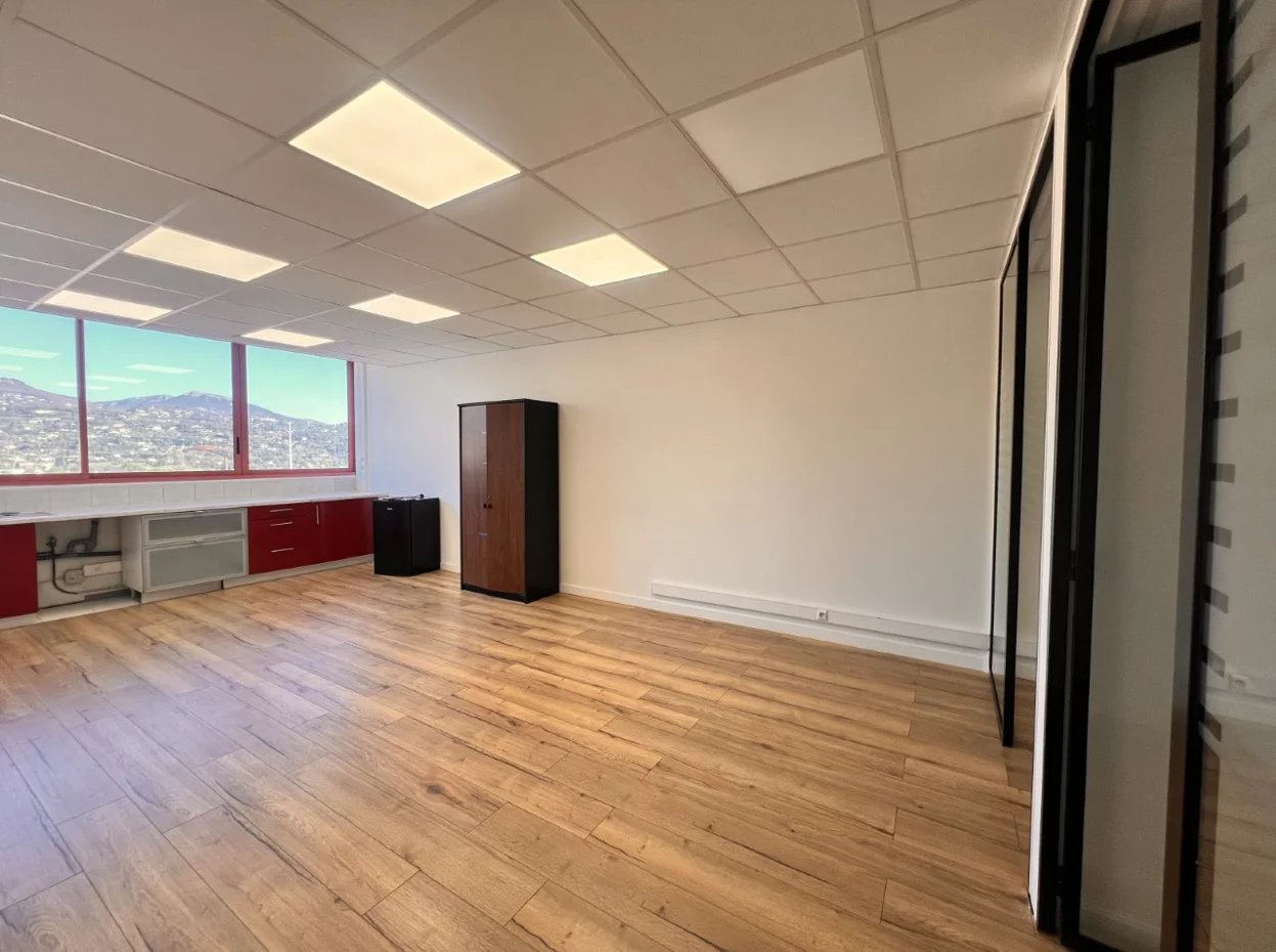 Bureaux à louer  168,69 m²  Grasse