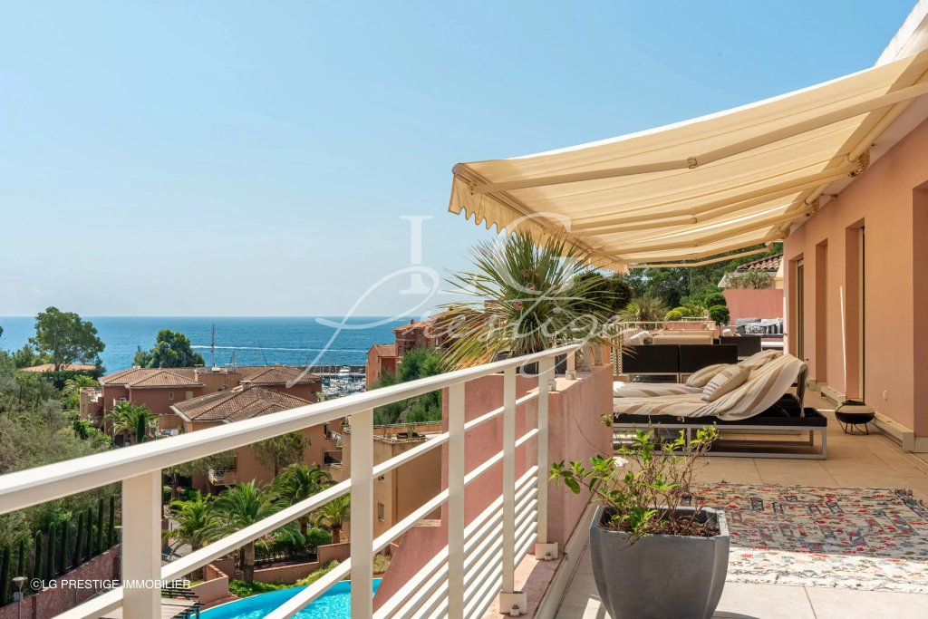 Apartment for sale in Mandelieu — Top floor villa with sea view and vast terrace