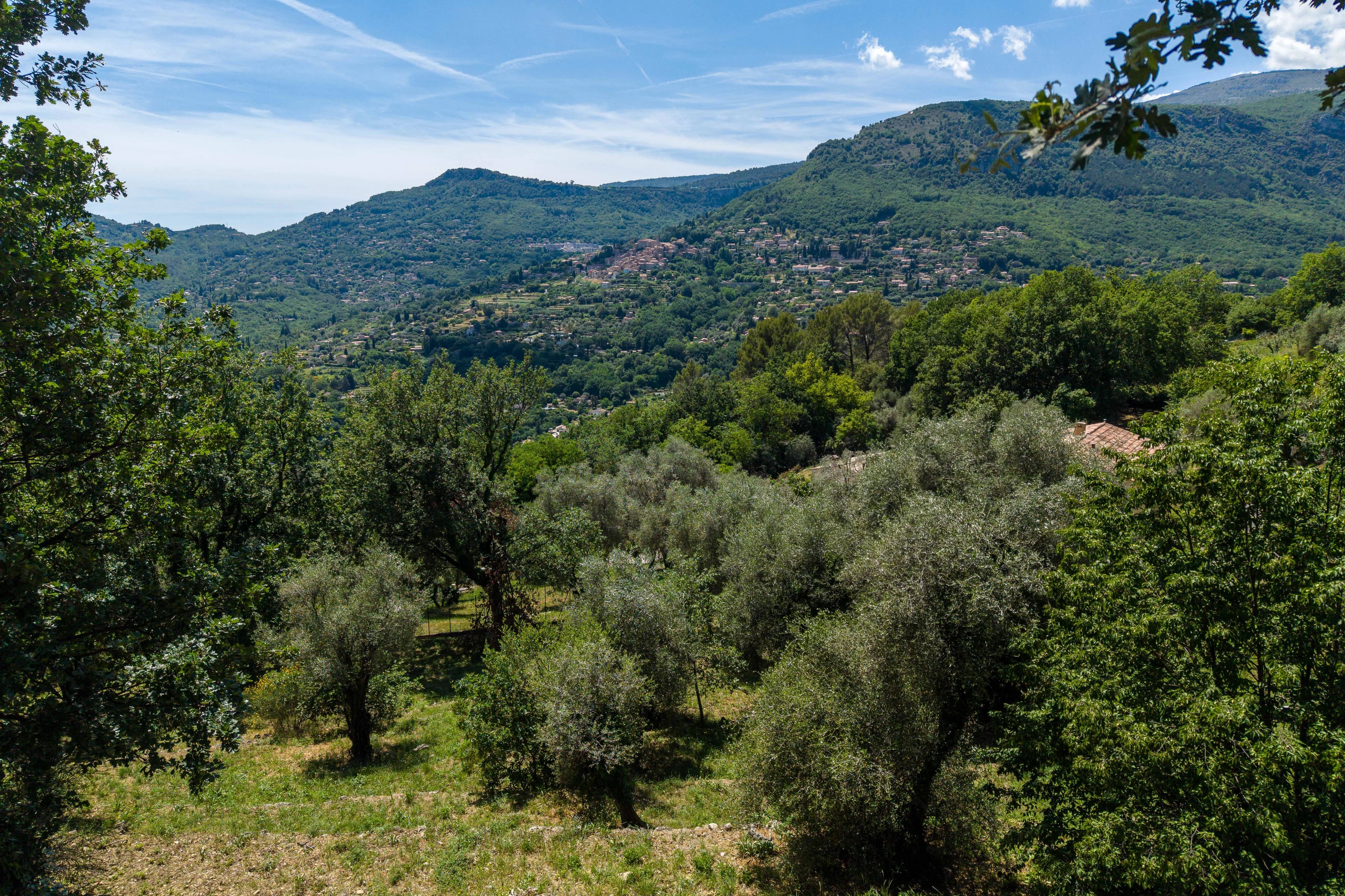 Buildable land with approved permit – Panoramic view of the perched villages in the backcountry