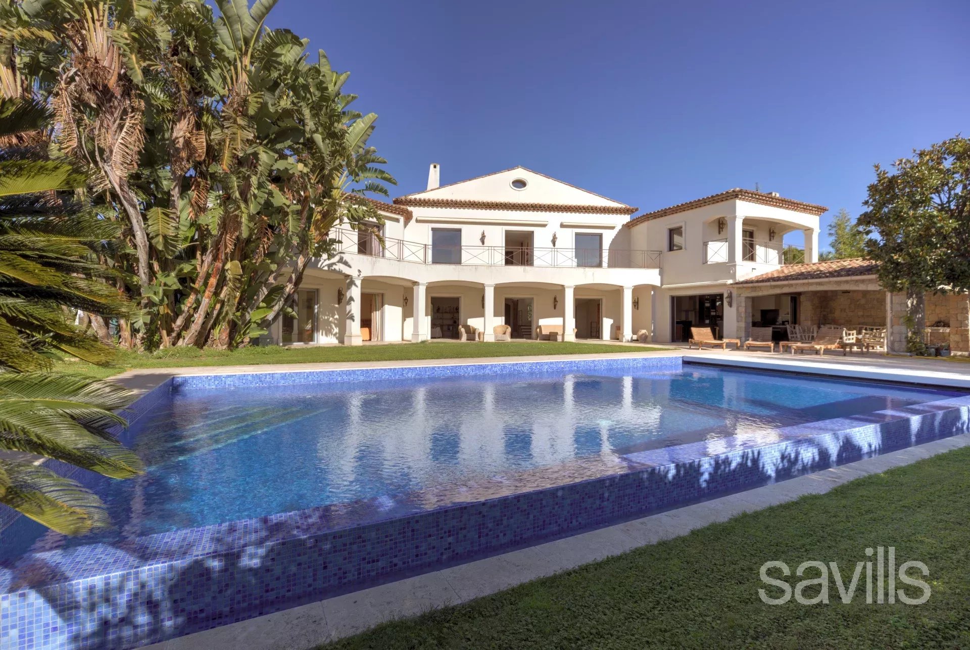 Contemporary villa close to the beaches