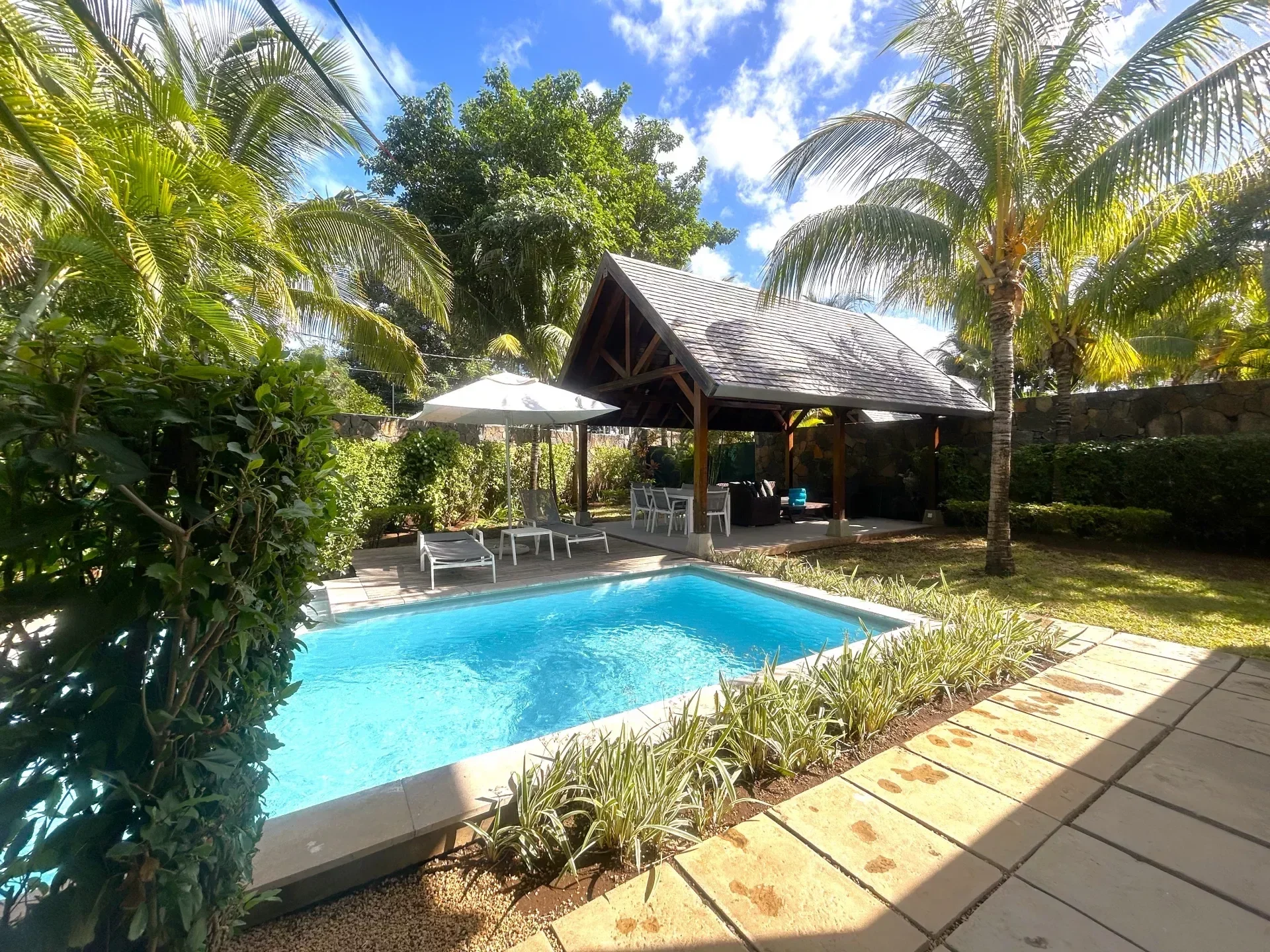 Premium villa for sale with tropical garden and contemporary architecture - photo 2