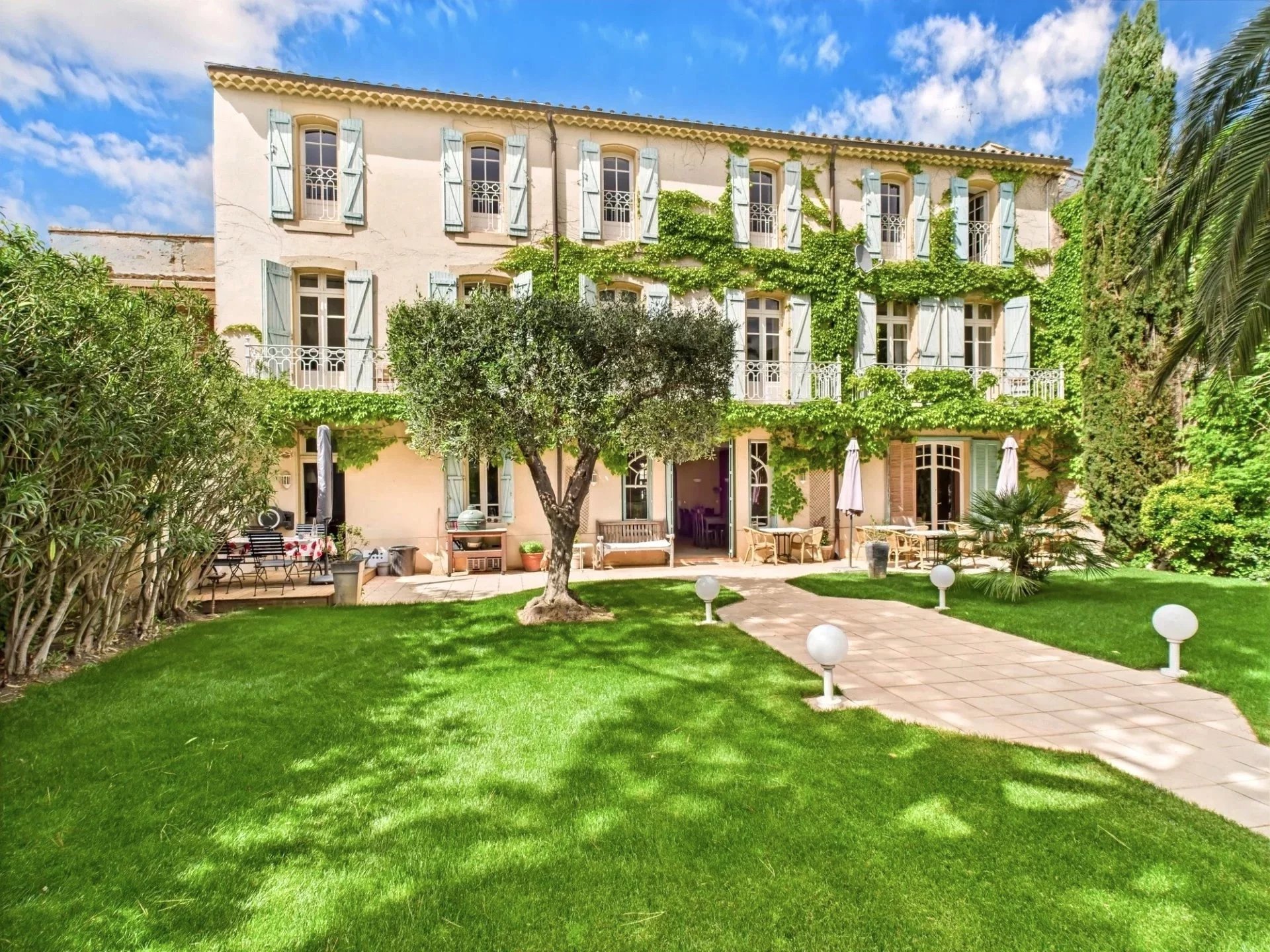 Homps - an impressive maison de maitre style property in the heart of a popular village