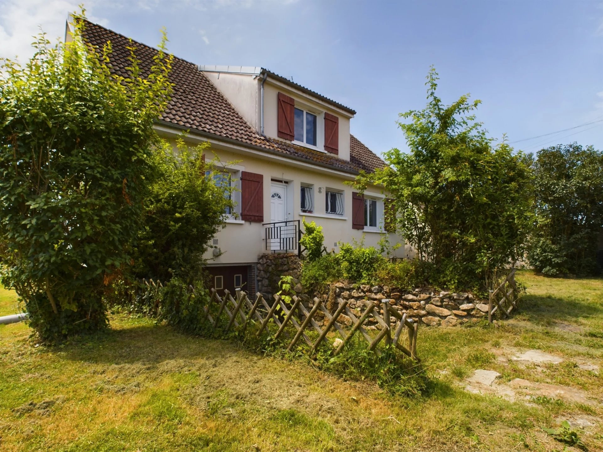 Maison sur sous-sol total quatre chambres