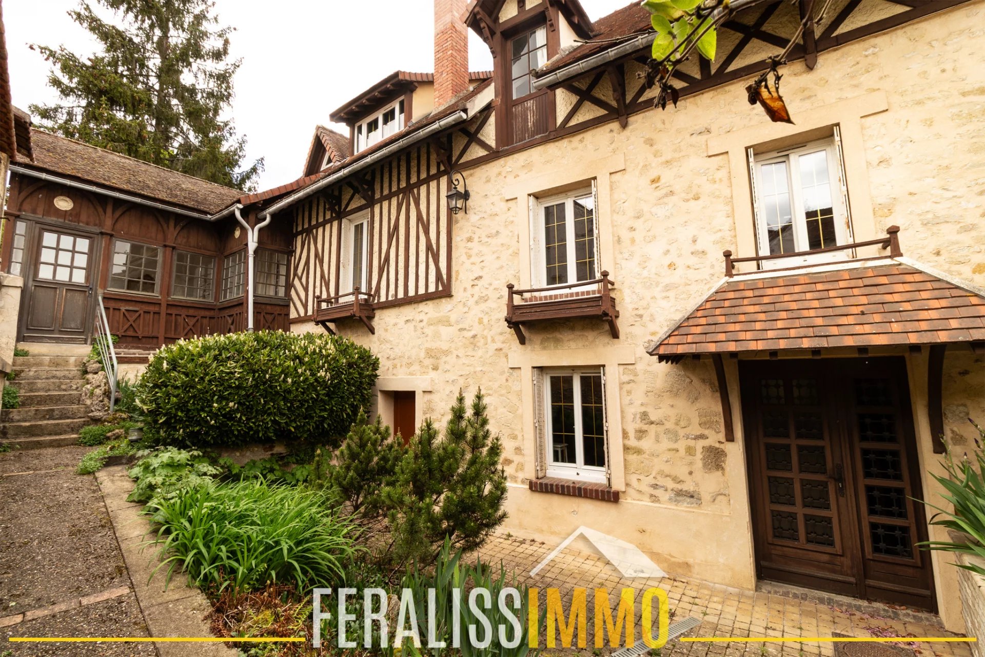 Demeure de charme de 260 m2 avec dépendance au coeur du villa