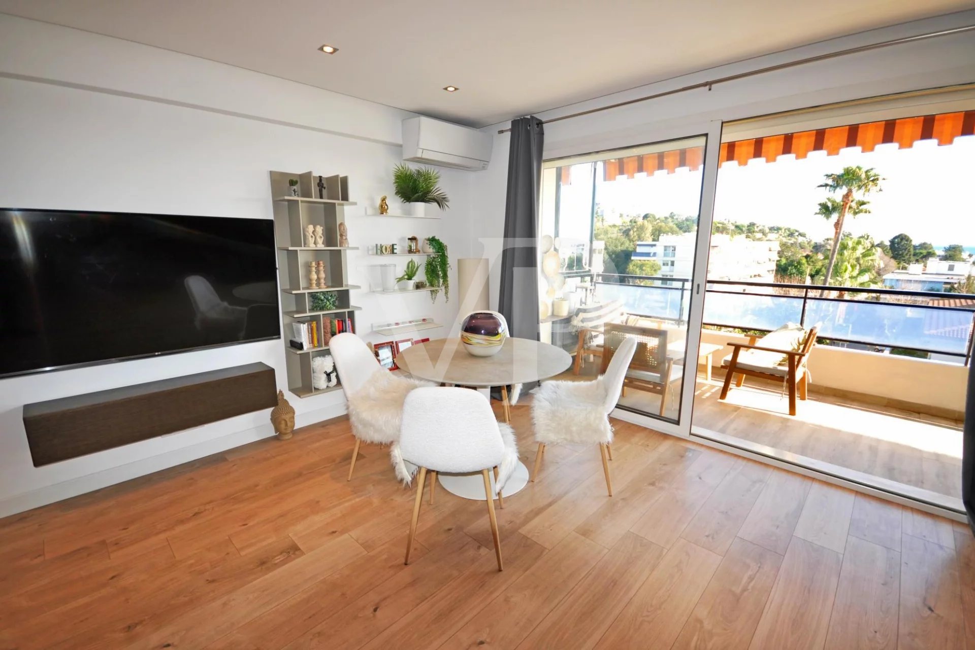 SEA VIEW APARTMENT BETWEEN TOWN AND POINTE CROISETT