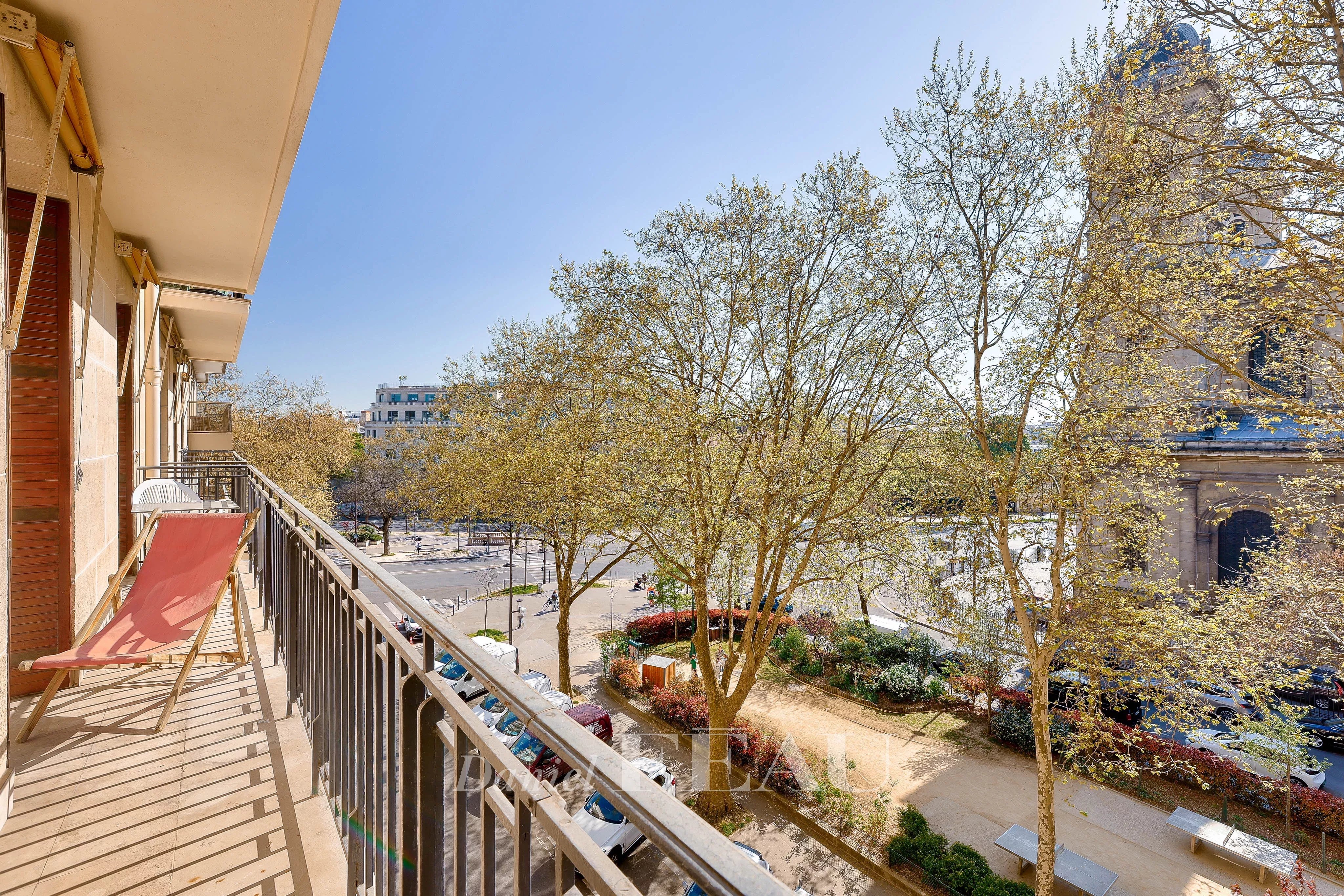 Paris VIIe - Balcons - Vue monument, soleil