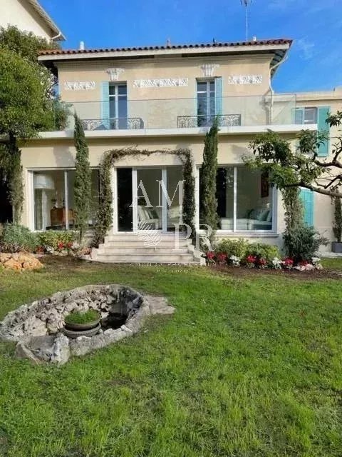 Villa for sale in Le Cannet — BOURGEOIS VILLA COMPLETELY RENOVATED TOP OF THE RANGE.
