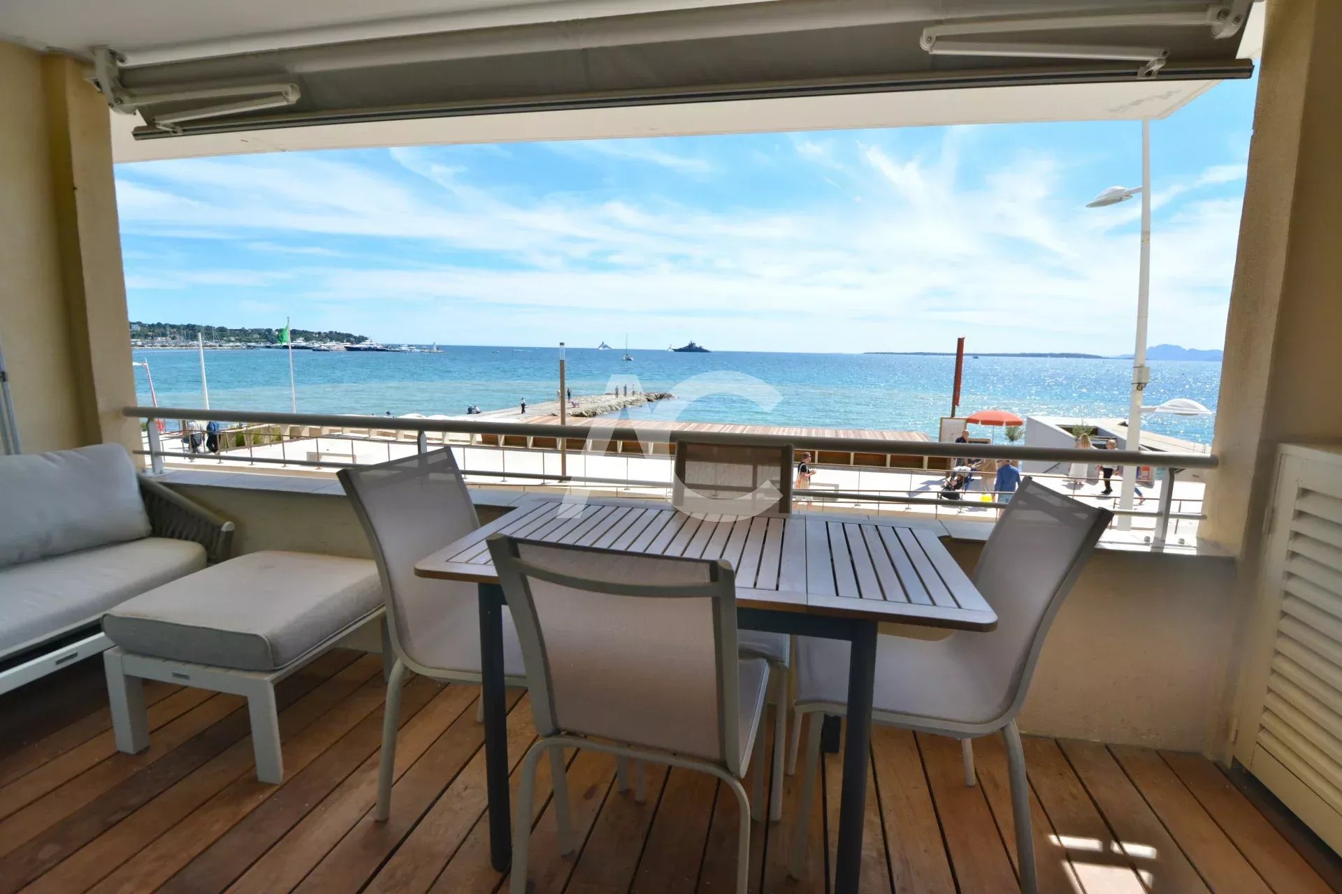 JUAN-LES-PINS -  3 PIECES FRONT DE MER