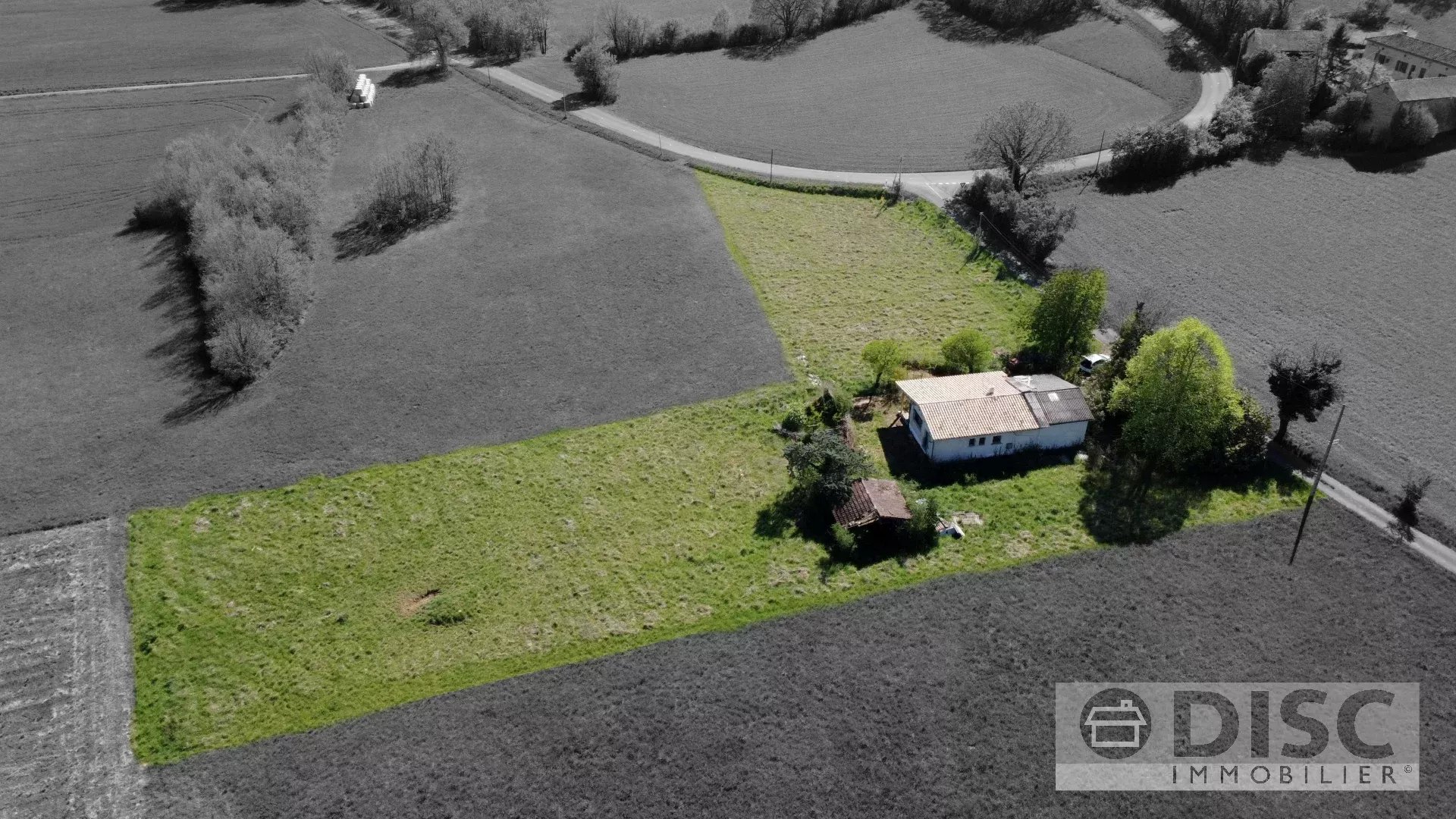 Bâtisse partiellement rénové avec beau terrain et situation très calme. - Photo 2