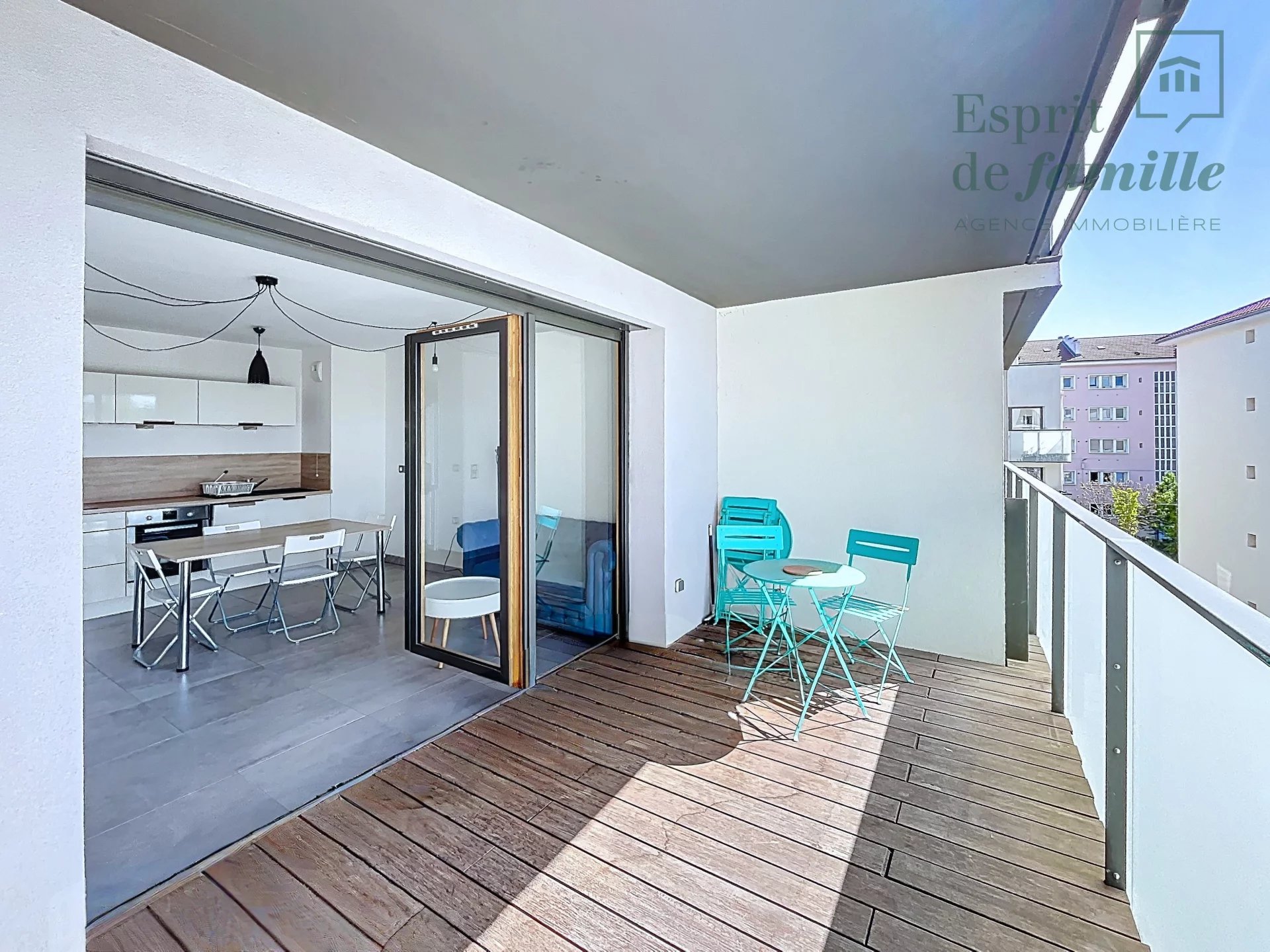 Croix-Rousse – Secteur Hénon,  T3, meublé, avec balcon, garage – Calme absolu