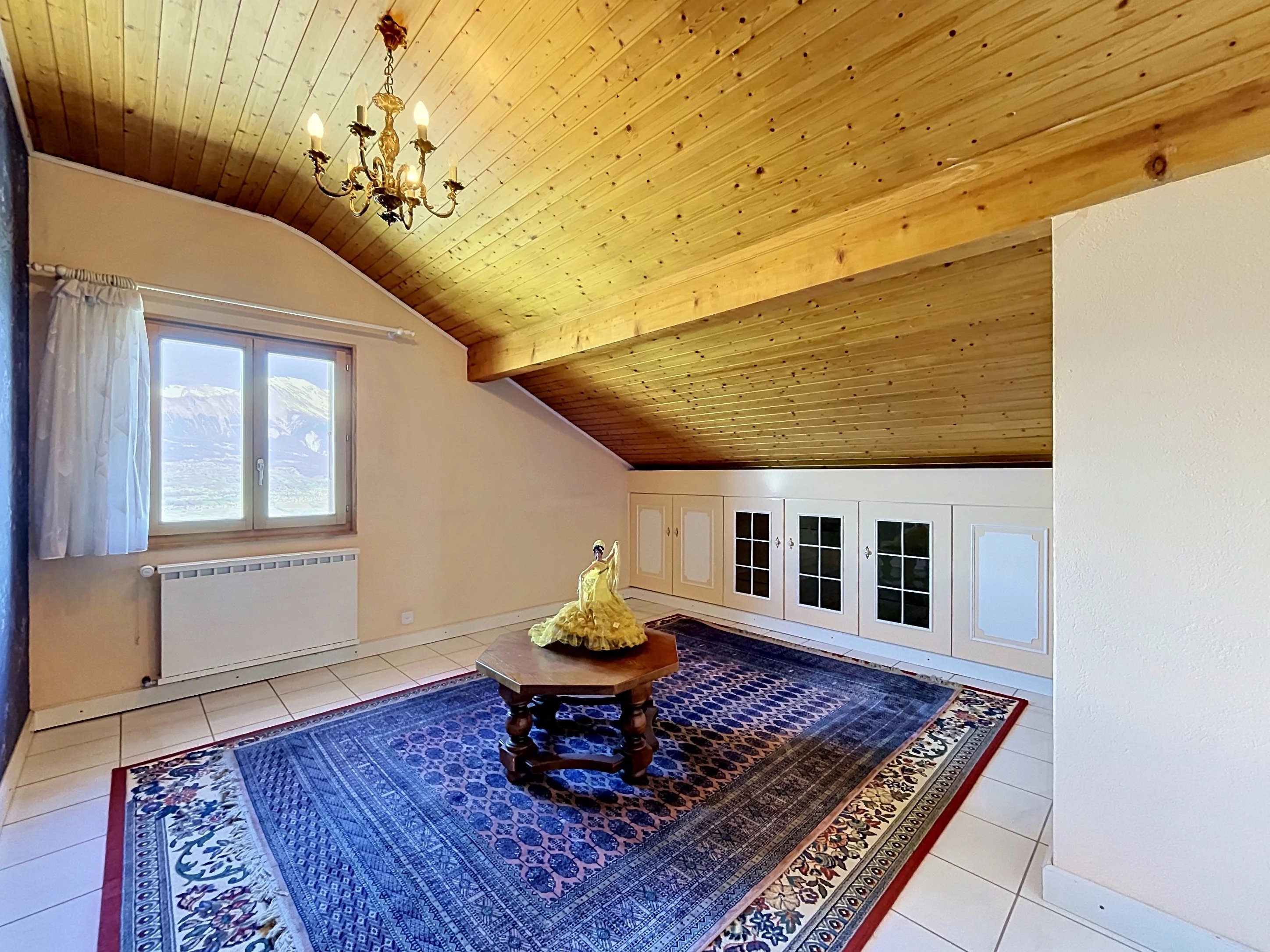Grande maison avec 2 appartements et vaste garage