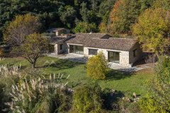Provençal Retreat Set on 1.6 Hectares of Nature — photo 5 of 7