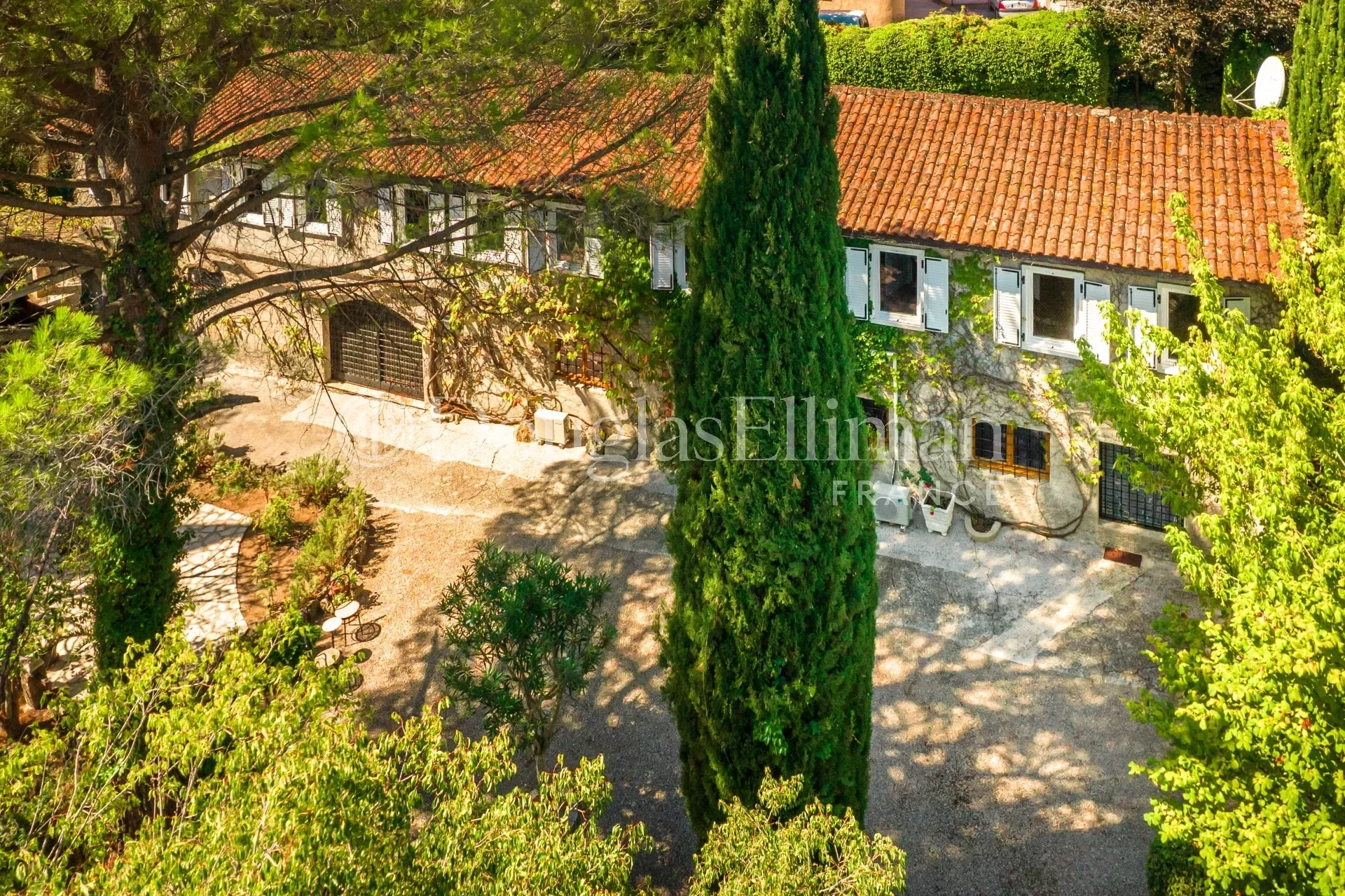 GRASSE : A Traditional Bastide with 5 bedrooms and a guest studio - Picture n°2