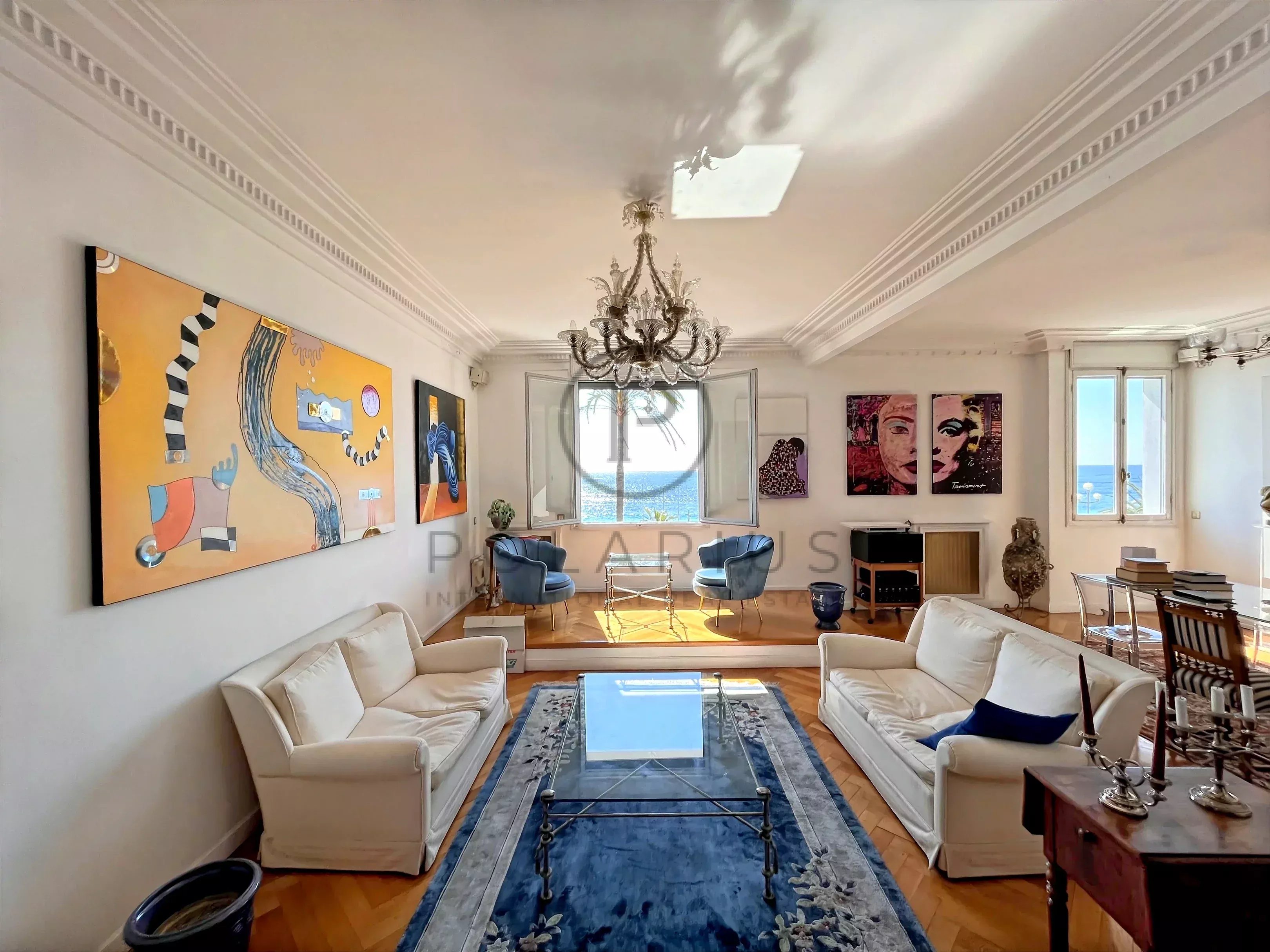 Amplio y elegante salón con vistas al mar, ideal para relajarse y recibir visitas.