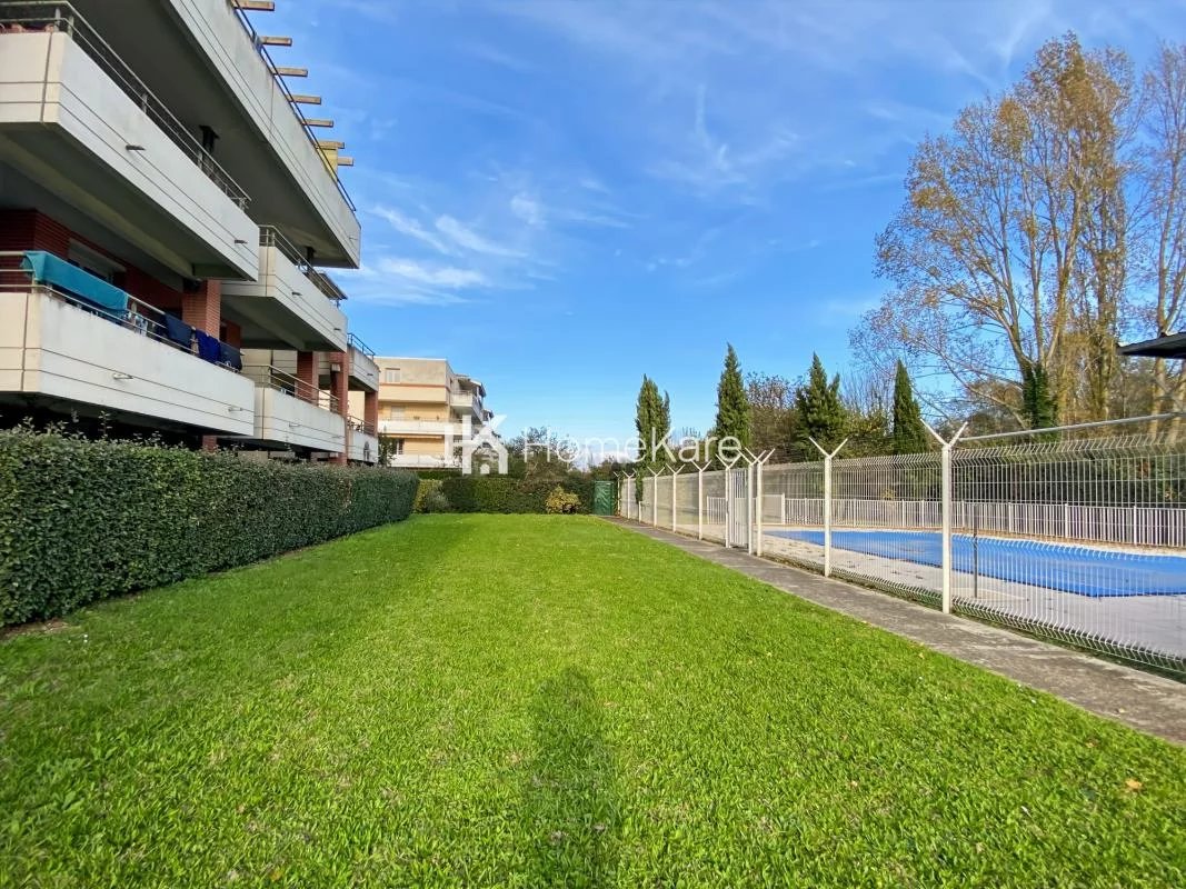 CHARMANT T2 AVEC TERRASSE ET PISCINE