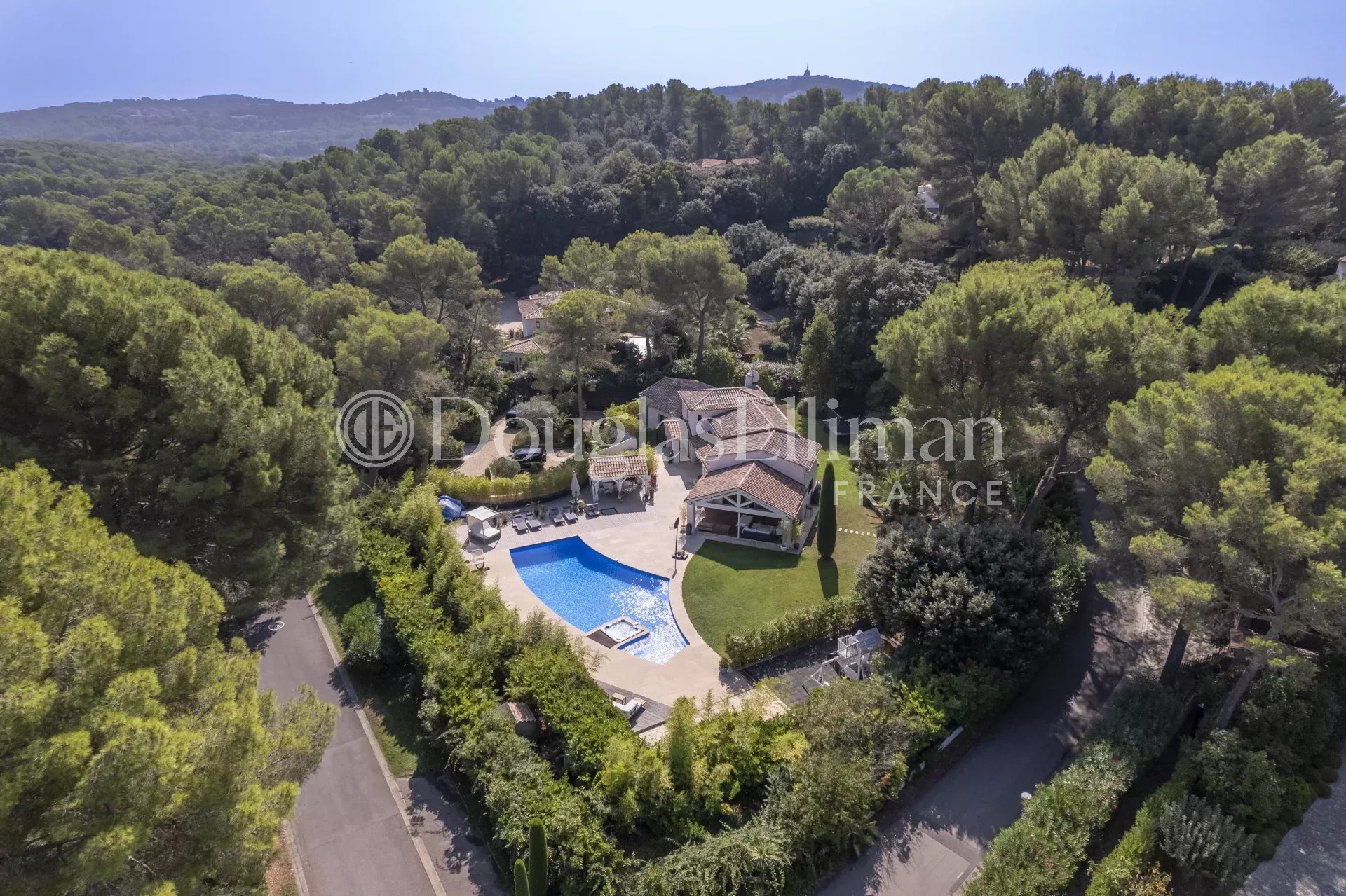 MOUGINS – Luxurious villa in Parcs de Mougins - Picture n°2