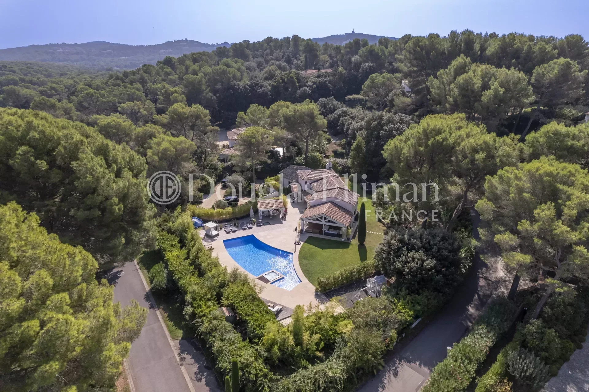 MOUGINS – Villa dans un prestigieux domaine - Image nᵒ2