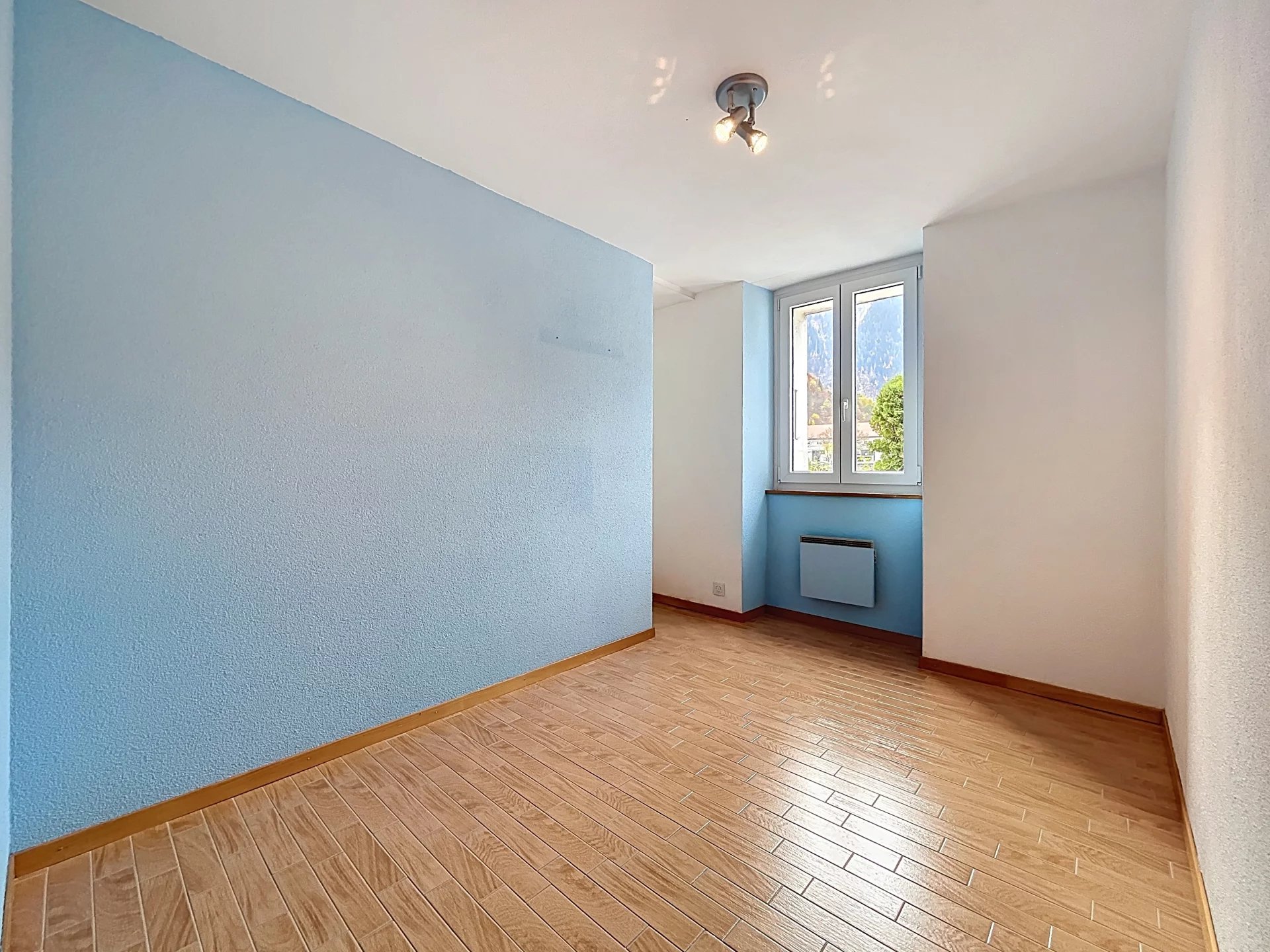 Appartement en rez-de-chaussée surélevé avec jardin