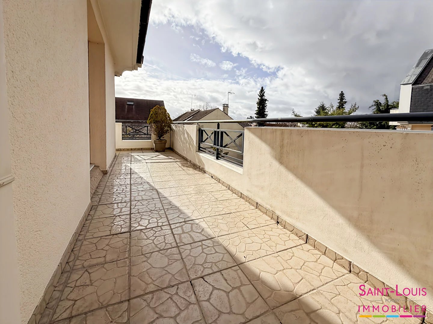 Proche RER A Grand 5 pièces avec terrasse