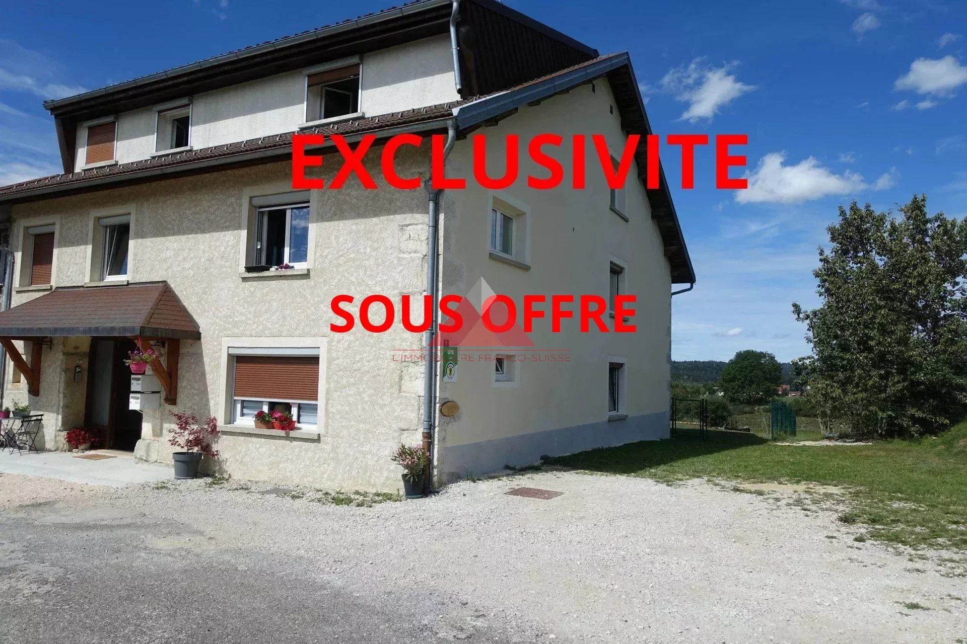 Un appartement de 4 pièces avec terrain