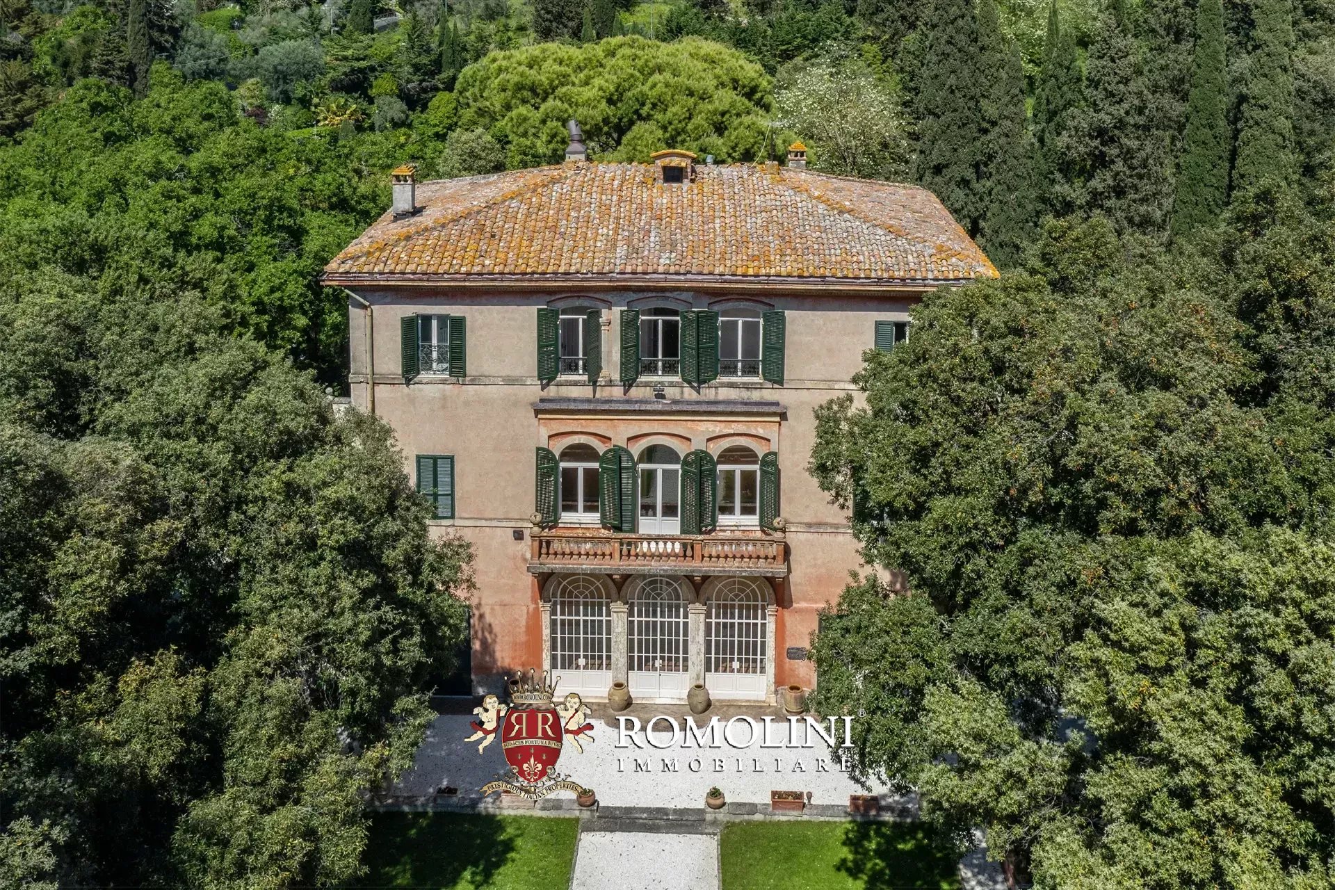 8 Bedroom Villa/Townhouse's Image 3