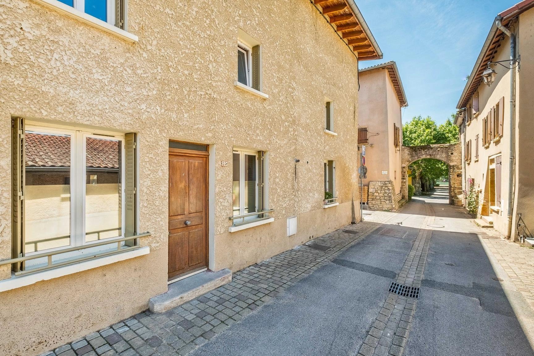 Maison de village avec terrasse sous toiture