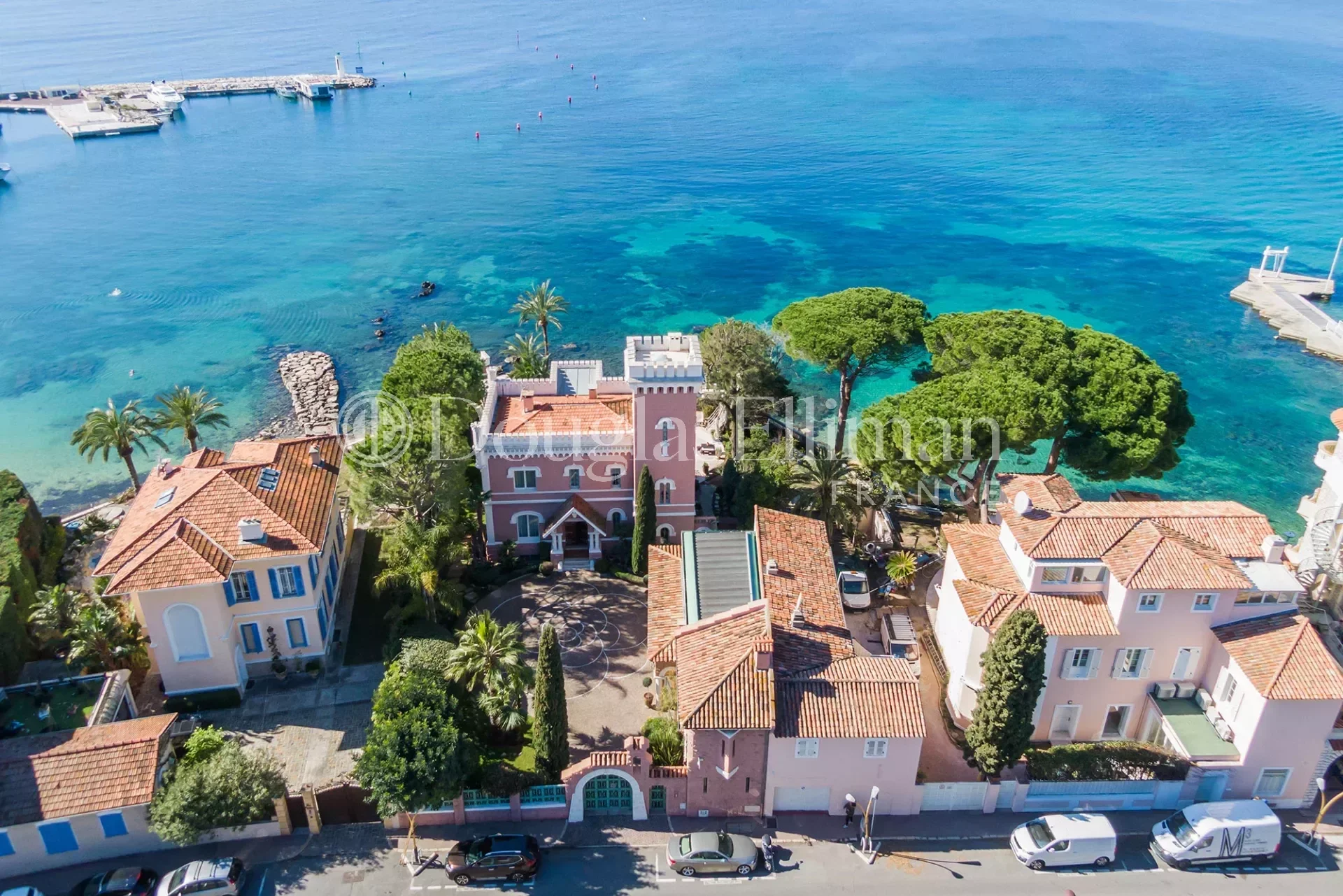 CAP D&rsquo;ANTIBES : Villa iconique front de mer au Cap d&rsquo;Antibes - Image nᵒ3