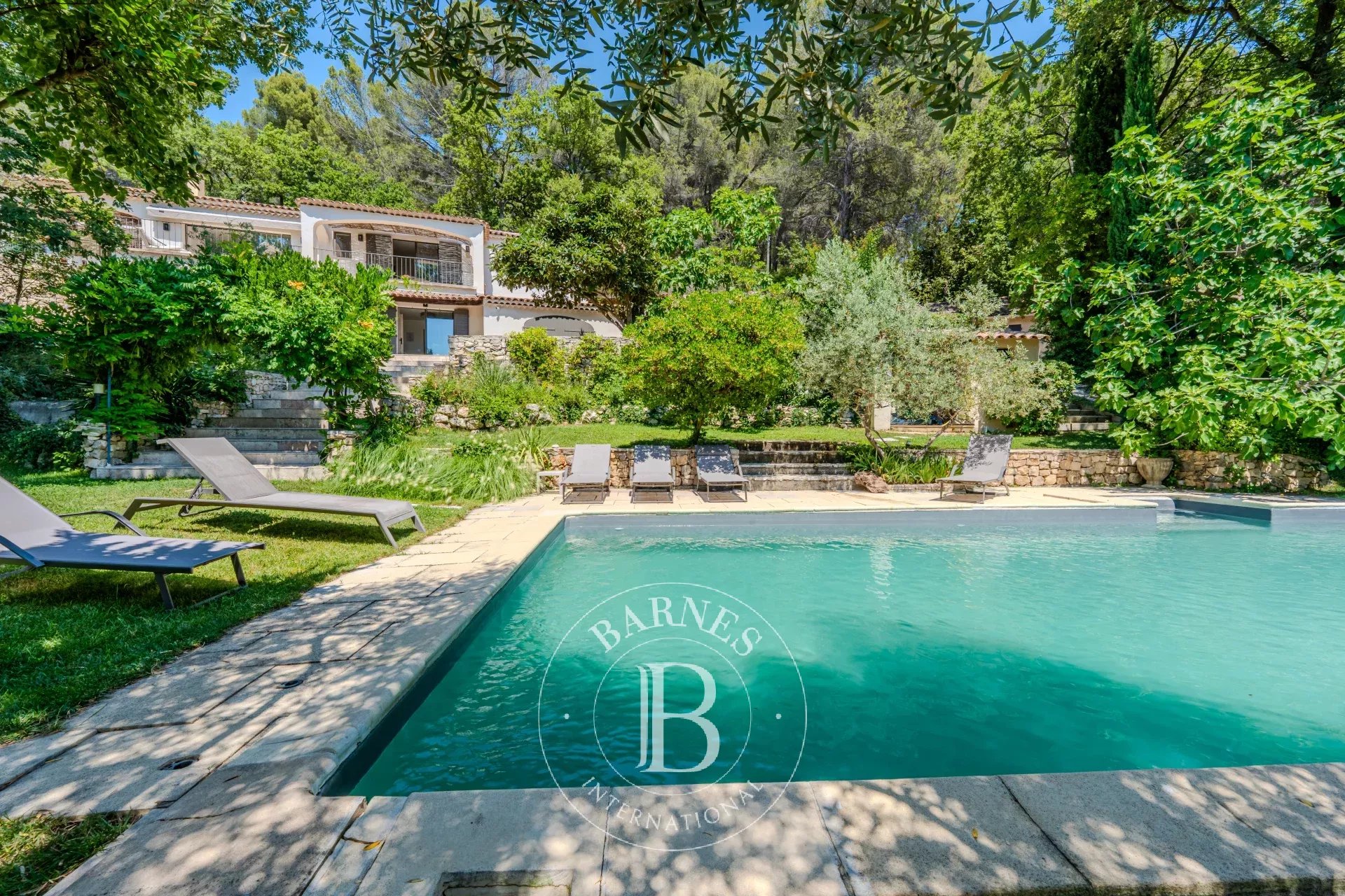 AIX EN PROVENCE – 5 BEDROOM VILLA – SWIMMING POOL – OPEN VIEW – ABSOLUTE CALM – ANNEXES – GARAGE