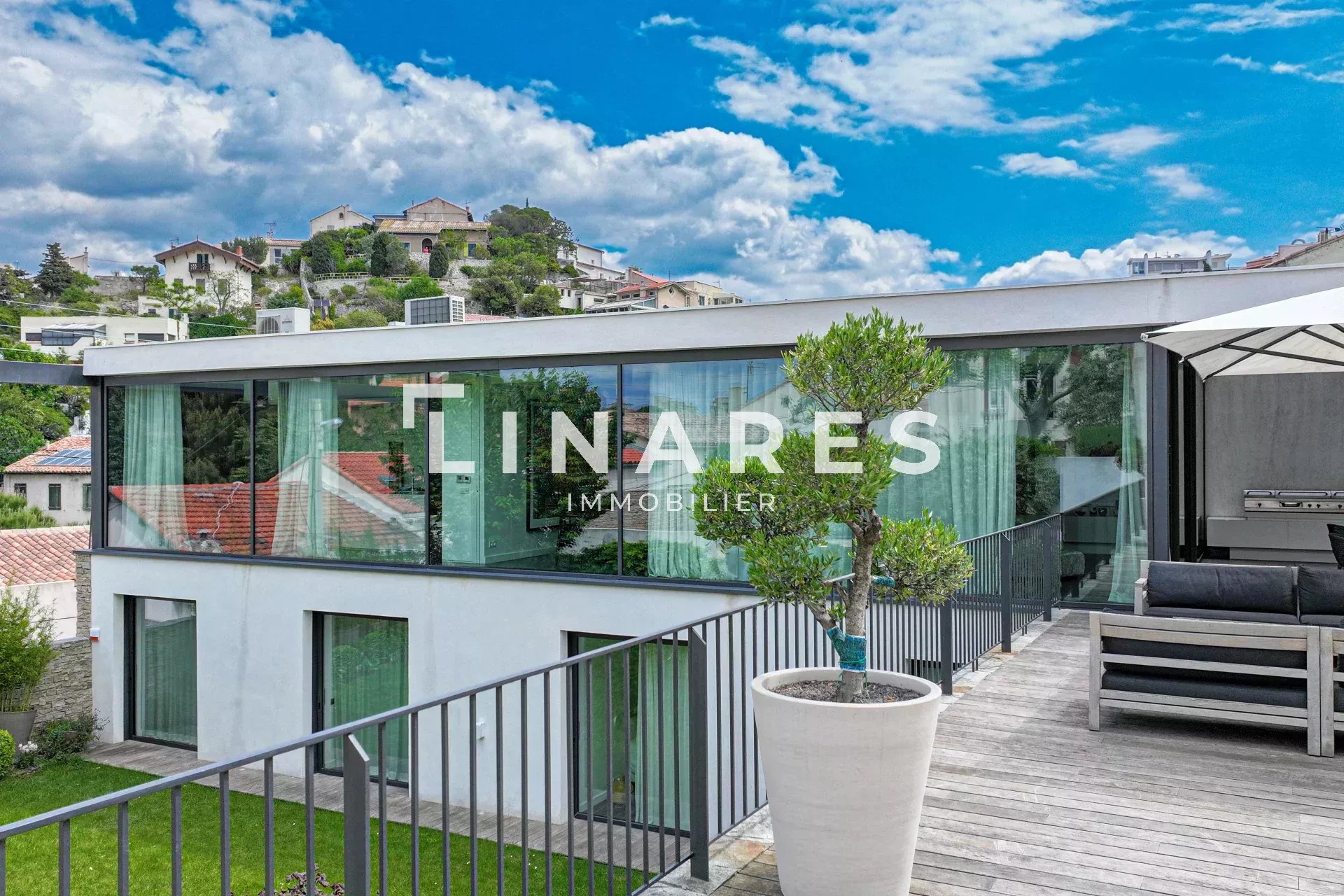 L'EXCEPTION - Villa T6 de 300m2 - Dépendance  - Garage - Piscine - 13007 Roucas Blanc