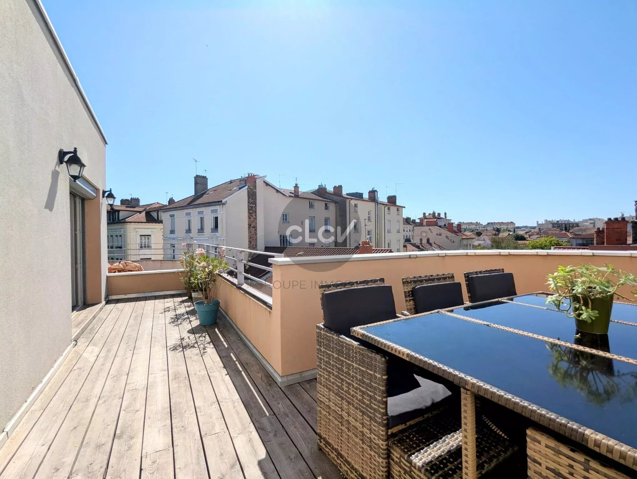 T2 meublé et rénové par architecte, en dernier étage + terrasse de 25m²