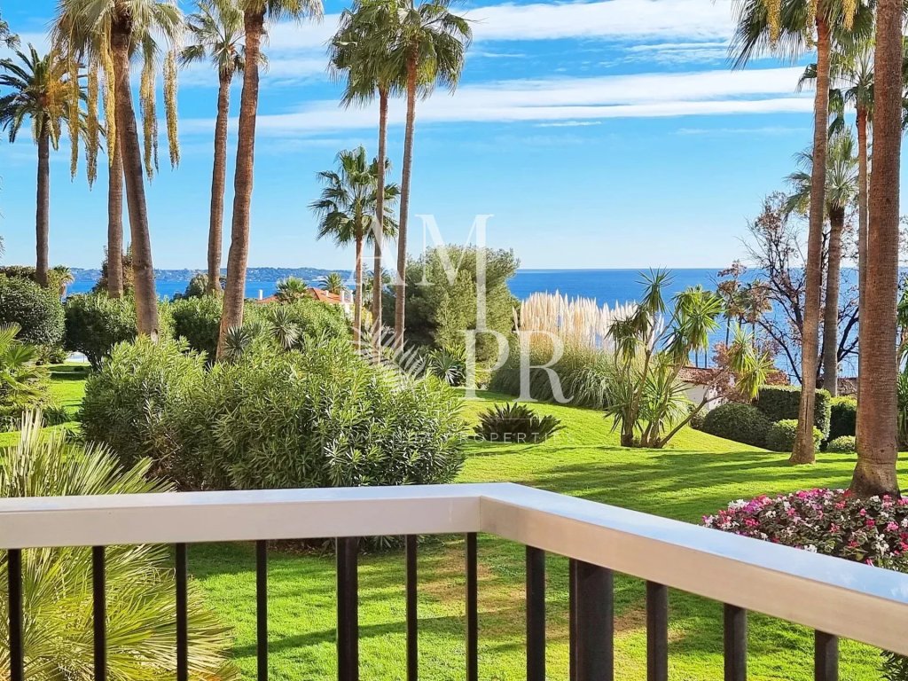 Apartment for sale in Vallauris — 4-ROOM APARTMENT, 181 M² SEA VIEW, 3 BEDROOMS, TERRACES, 2 CELLARS, 2 PARKING PARKINGS