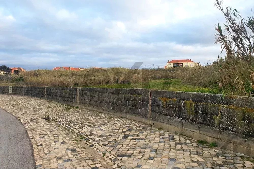 Terreno em primeira linha de mar, Peniche
