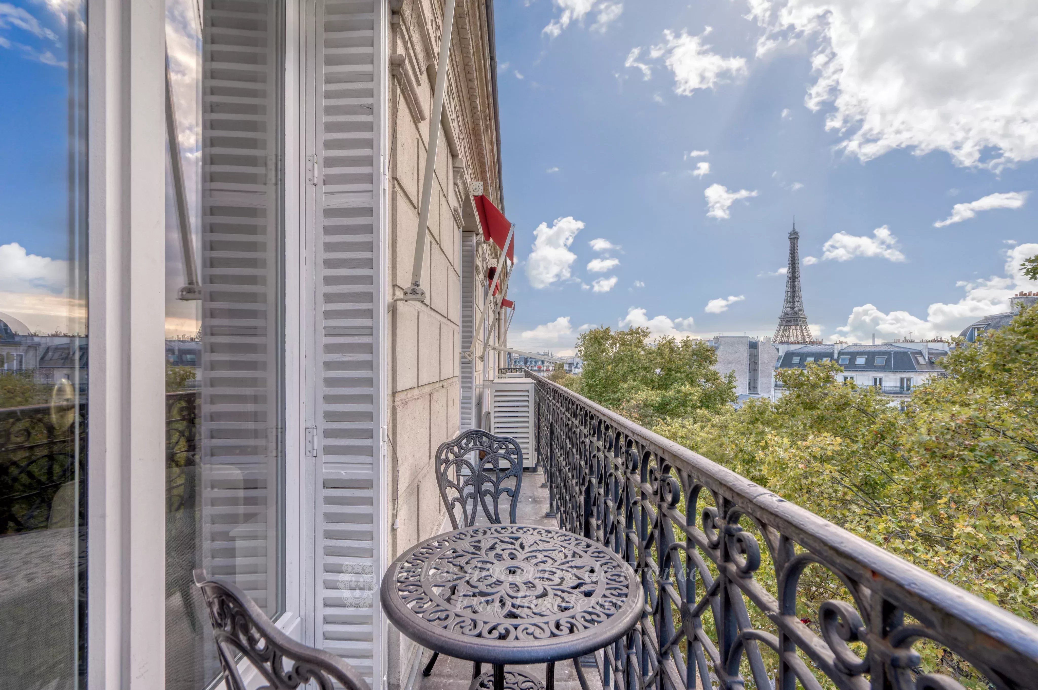 Paris VIIIe Triangle d'Or - Vue Tour Eiffel avec balcon