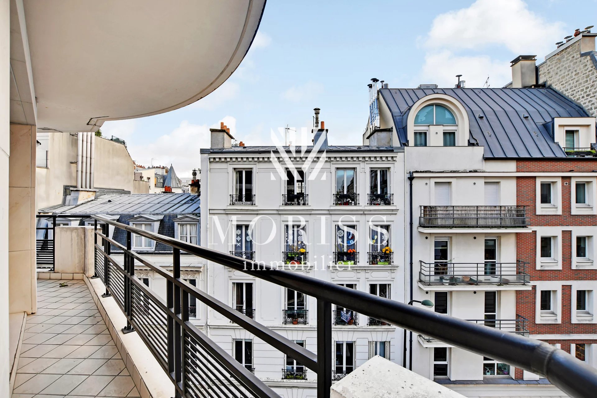 LEVALLOIS PERRET- APPARTEMENT DE 3 PIÈCES AVEC UN BALCON DE 7 M2 - Image Array