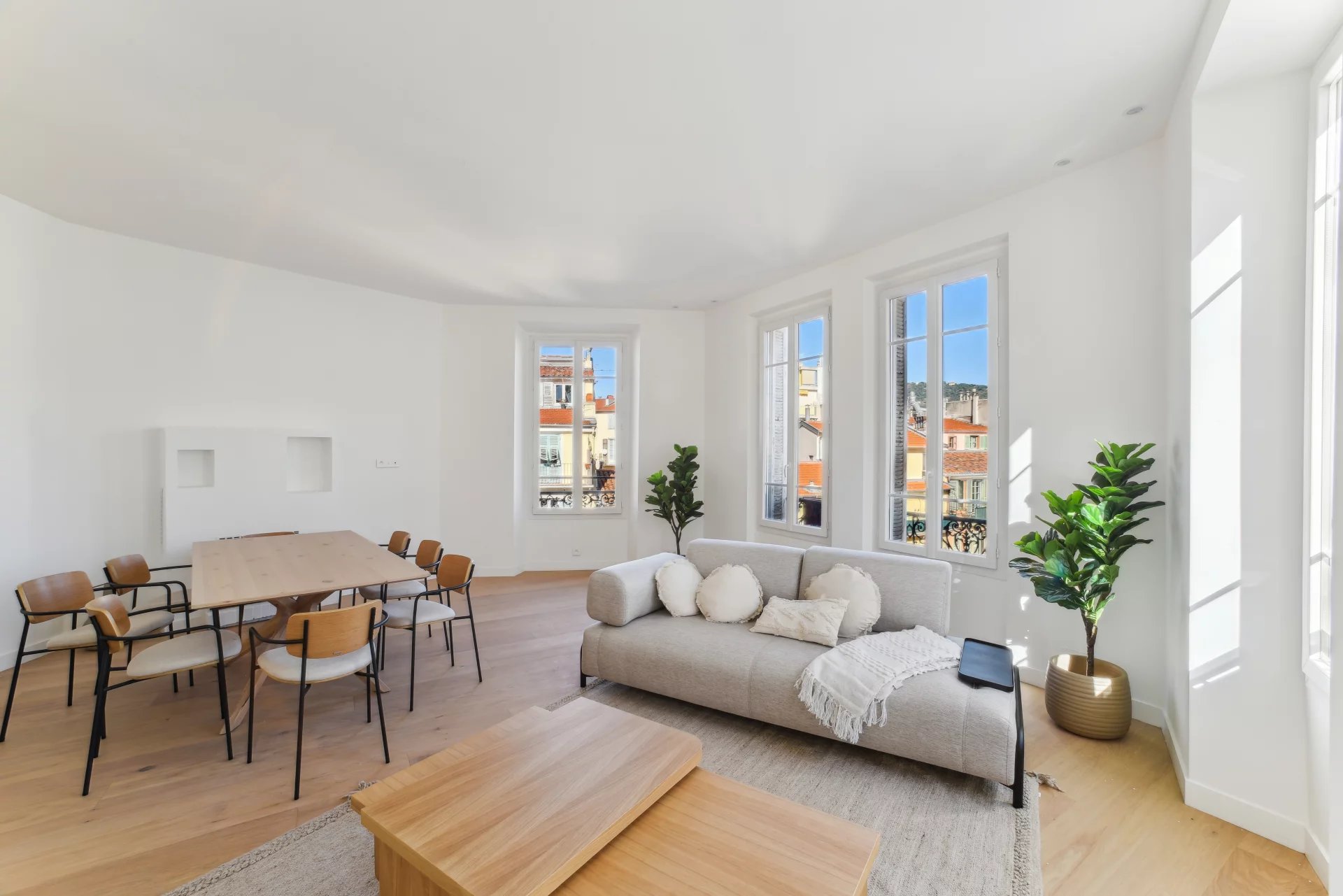 Place du Pin, renovated four-bedroom apartment