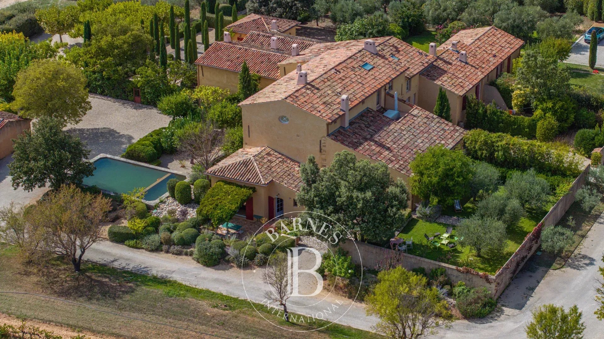 AIX-EN-PROVENCE – WINE ESTATE – 150 m² HOUSE – 3 BEDROOMS – GARDEN – POOL