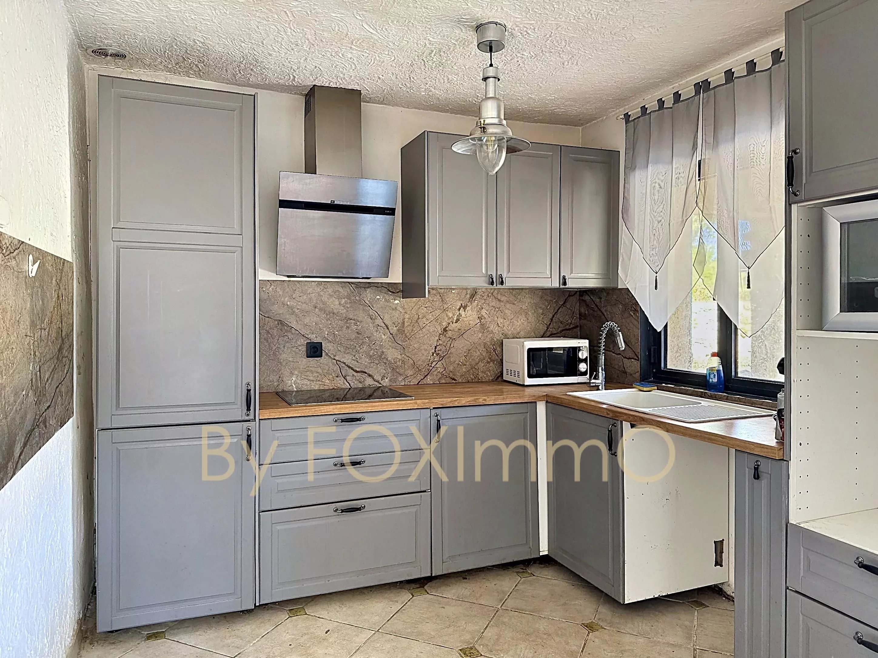 10 minutes from the village of Valbonne, close to international schools, villa to renovate with swimming pool and parking.