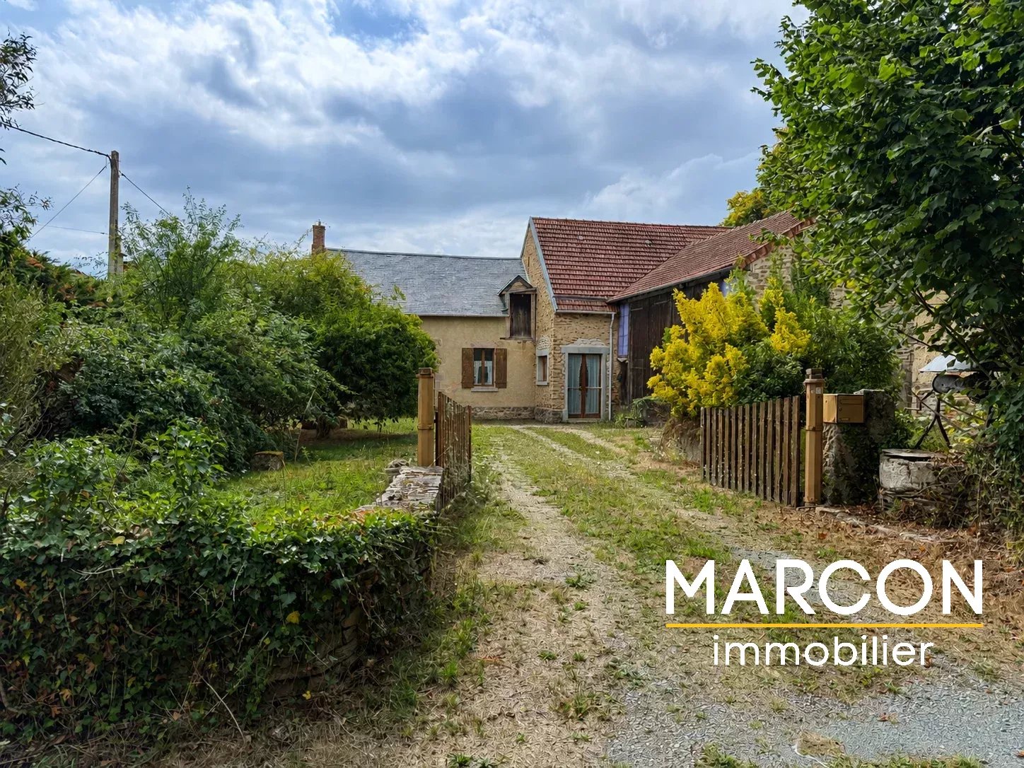 Entre GENOUILLAC et BOUSSAC. Bel ensemble immobilier