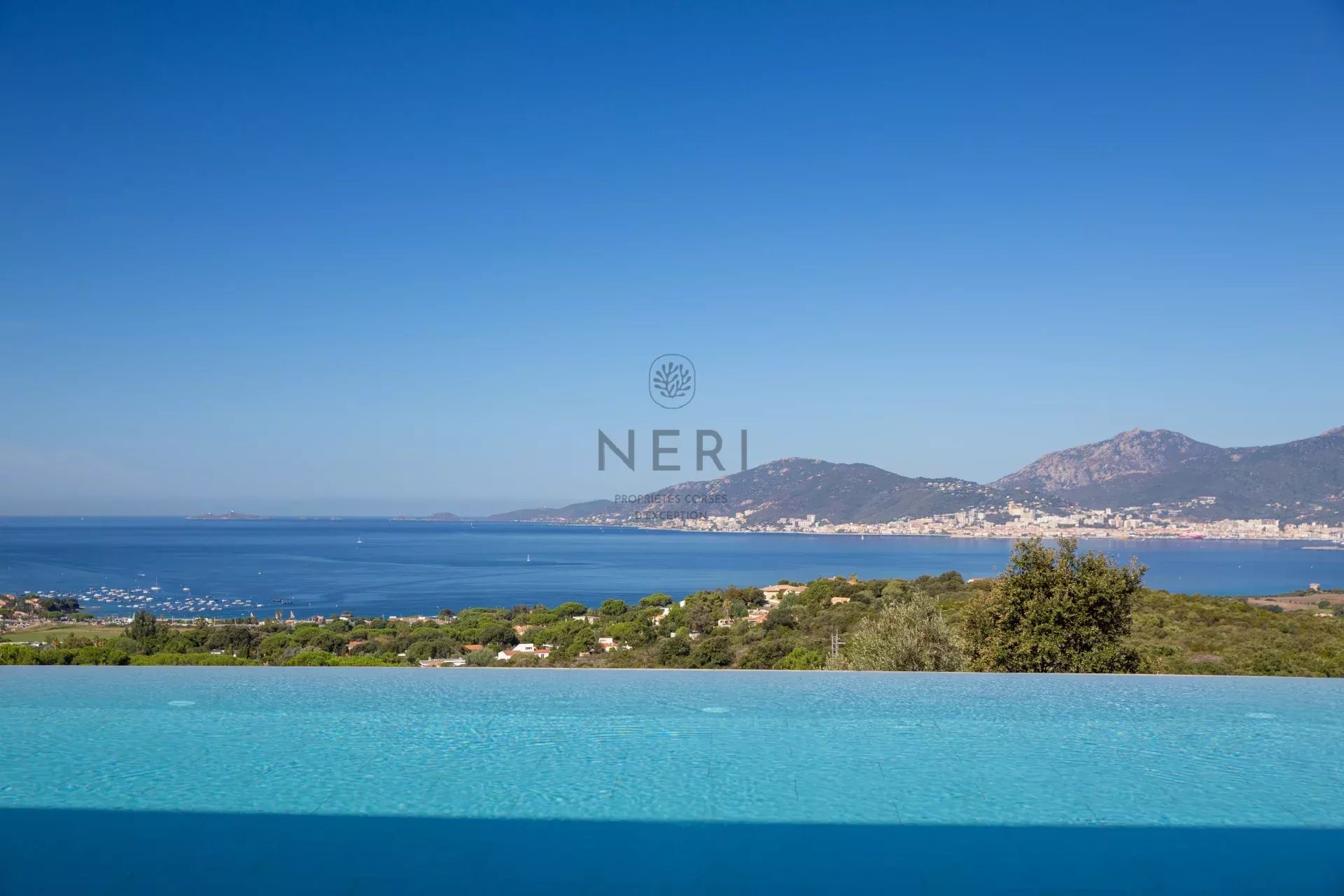 Villa LEA-5 chambres, piscine, vue mer panoramique sur le golfe d'Ajaccio